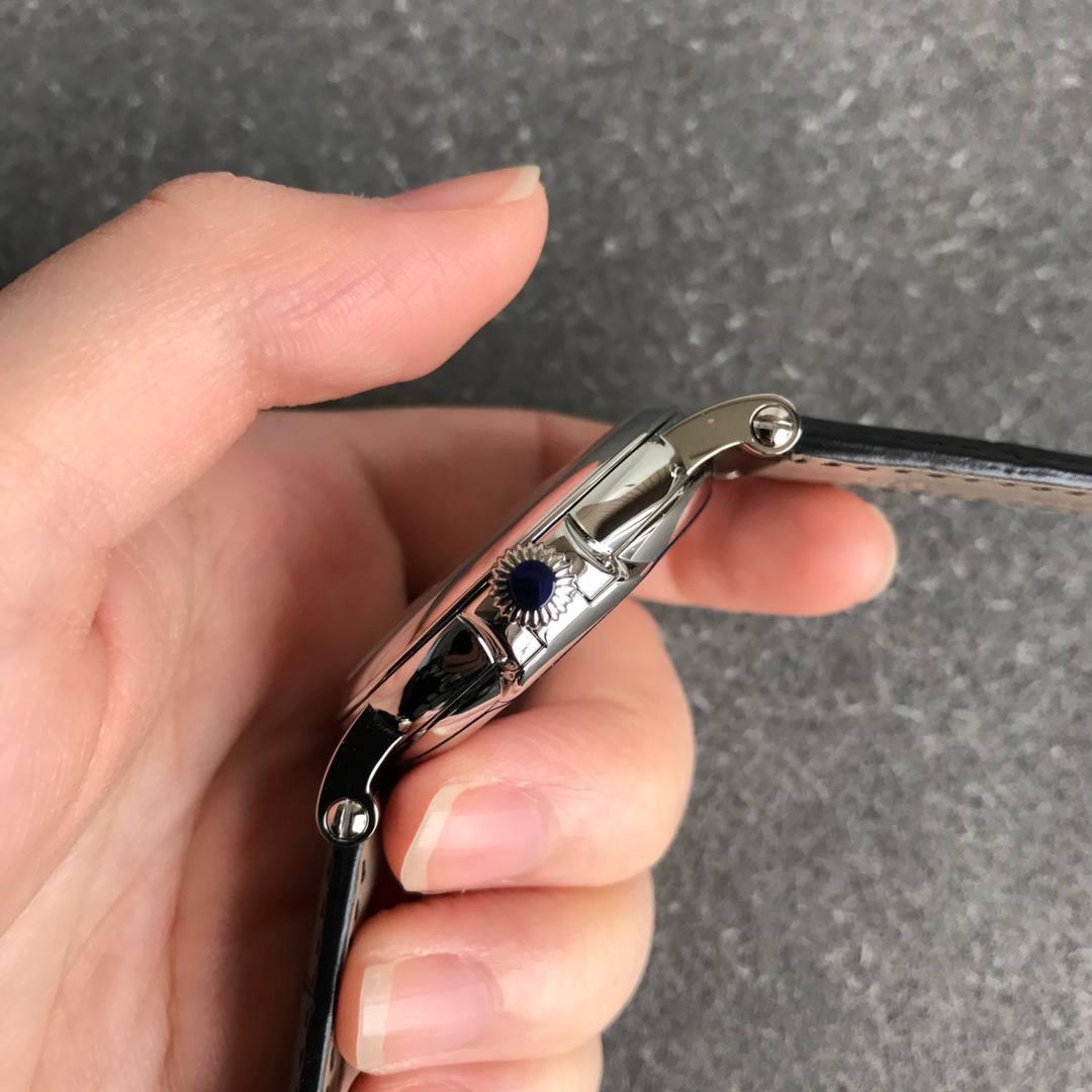 百达翡丽古典5153系列⚜️ 腕表尺寸38mmX10mm 1.表壳打磨：为了追求正品温润如玉的效果，ZF制表师精磨细造，慢工出细活。 2.防尘盖与壳体的衔接机制，有媲美带正品一样的清脆手感。 3.刻度和指针，采用最新的贵金属电镀工艺处理，效果更上一层楼。 4.“锅盖型”微凸蓝宝表镜，版型与正品一致，效果通透，辨时清晰。 5.贵金属钢印立体规范，清晰生动！ 【引领一体机时代】采用定制版Cal.324一体机——更薄，更稳，更像。最重要的是仿真度直线上升了。 【表带】经典意大利小牛皮表带，纹路清晰，质感好。搭配圈市面最顶级的百达翡丽灯笼表扣，通用原装无压力。