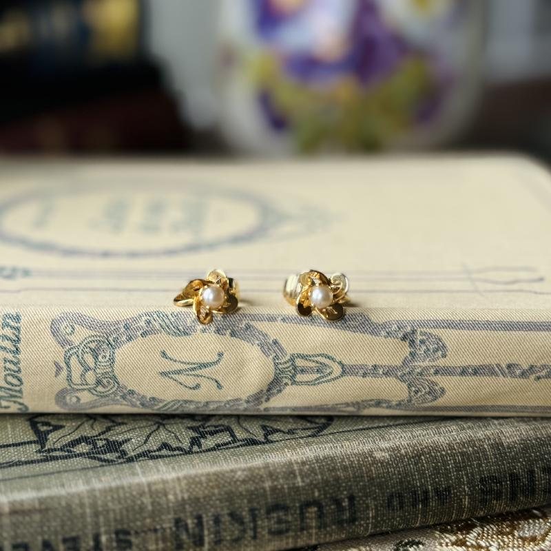 Vintage Mid-Century Dainty 4-Petal Flower Faux Pearl Clip Earrings (MT2070)