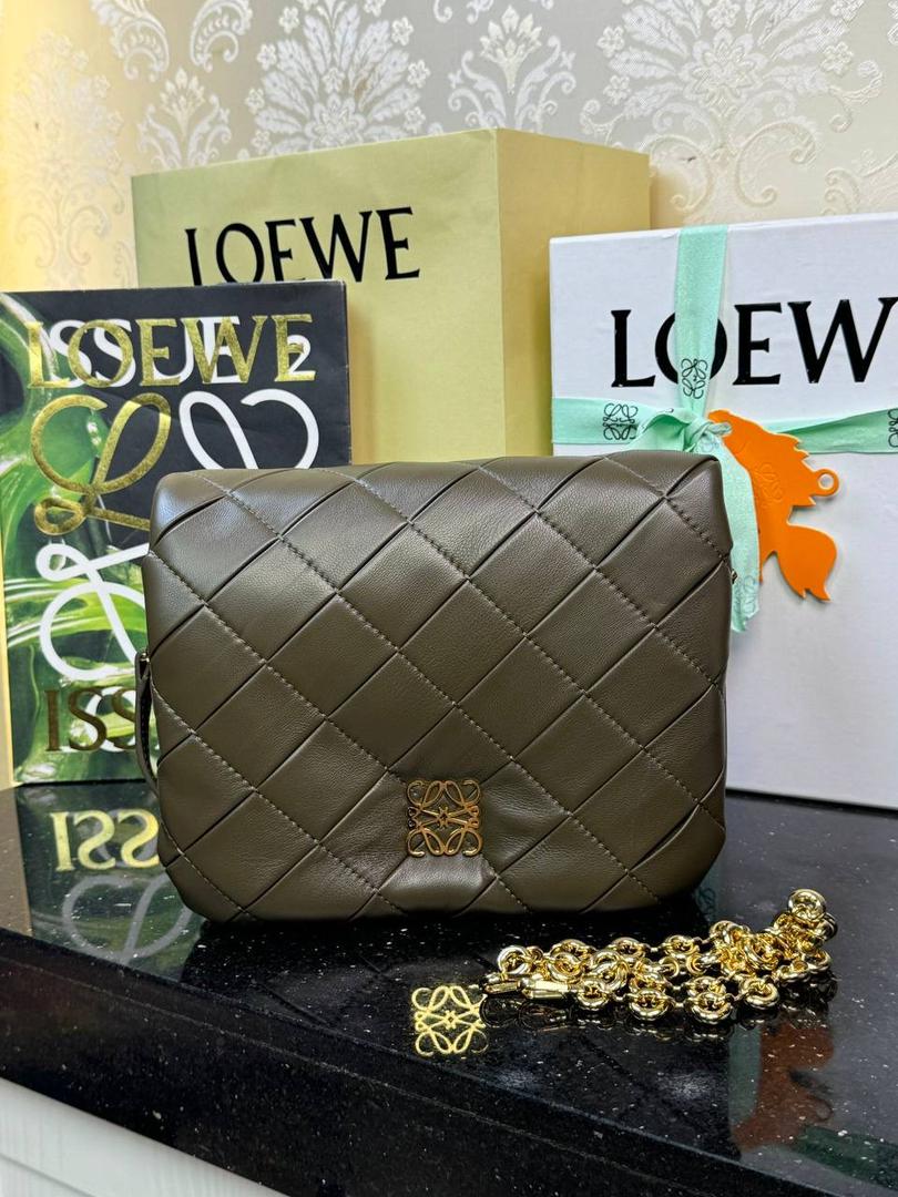 👉🏻羊皮【𝘗𝘶𝘧𝘧𝘦𝘳 𝘎𝘰𝘺𝘢】 —深卡其绿❤️ 编码：012122 尺寸：𝟐𝟑-𝟗-𝟏𝟕𝐜𝐦 ❤️采用轻柔纳帕小羊皮，经过裁剪、缝制和手工编织制成，内里一个主要隔层，一个拉链口袋和一个插袋。 ❤️配有可拆卸的金属甜甜圈链条和一条可拆卸可调节的皮革带子。可肩背和手拿