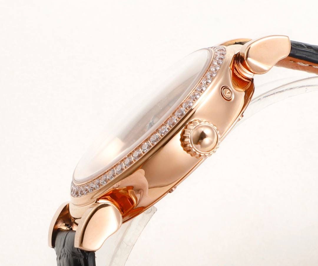 IWC达文西 IW459306 蓝色表盘配月相，好看又有氛围感，蓝色和月相搭配很协调。 这款达文西是复古经典设计，表盘干净清楚，指针是剑形，表冠是圆拱形，表耳可活动，戴着手腕更舒服。 表底刻有“生命之花”图案，是重叠圆环的几何样式。 表径36mm，精钢表壳，自动机械机芯，带中央停秒、月相显示，表底有特殊雕刻。 防水30米，动力储存42小时。 整体简约大方，细节精致，很适合成熟优雅的女生佩戴❤️