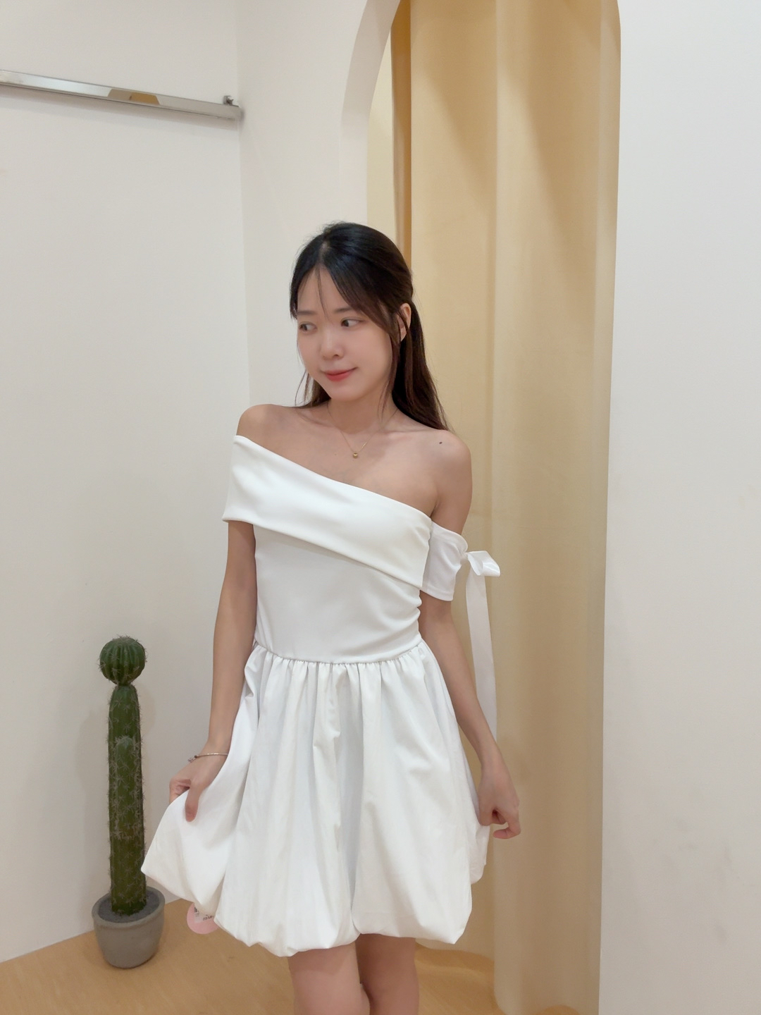 甜美一字肩彩带蓬蓬花苞连身短裙 R2918