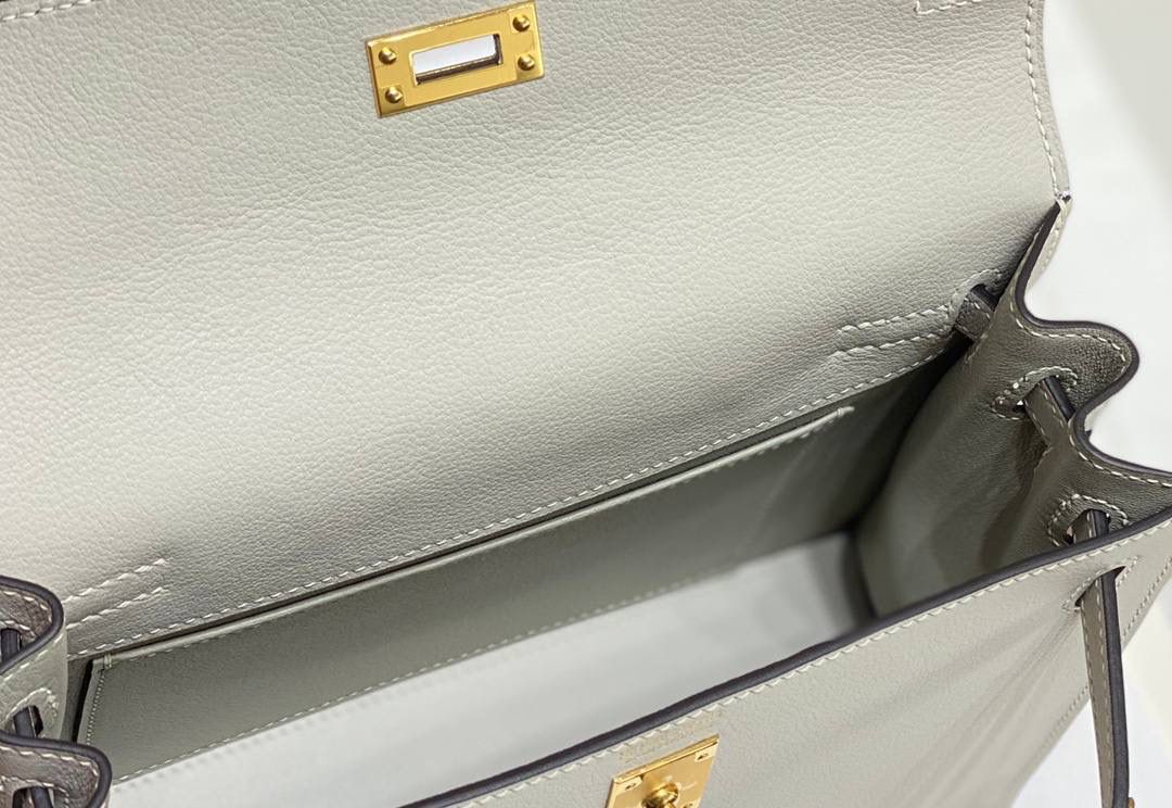 『珍珠灰·金』 ‘’Kᴇʟʟʏ ᴅᴀɴsᴇ • Evercolor 🎀 时尚圈就是一个圆！ 最厉害的就是六种背法： 斜背、侧背、肩背、腰包、背包、手包 集美们一定要安排起来‼️ 22Cm