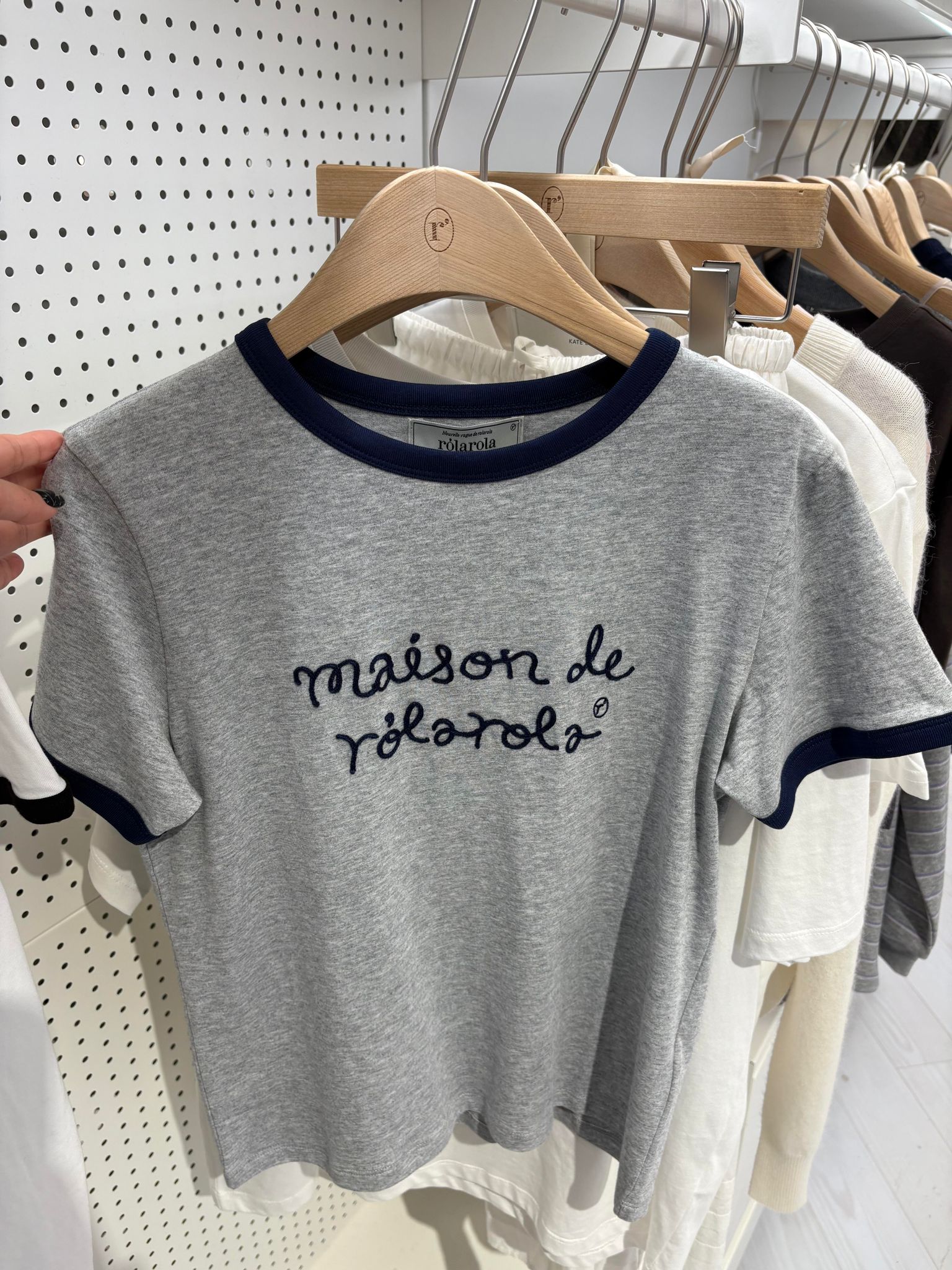 🎀Rolarola 🎀 MAISON DE ROLA EMBROIDERY OFF SHOULDER KNIT 張元英同款 原價89000won 獨家折扣優惠 White / pink / charcoal Free size