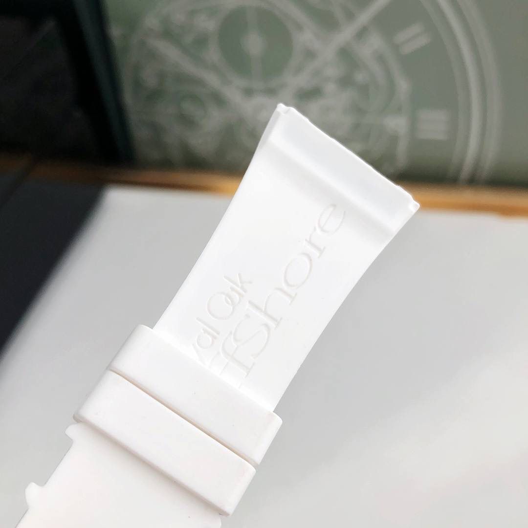 进口液态硅胶表带，经欧盟认证环保材料制成 佩戴起来更贴合手腕，柔软舒适透气 质感上佳💯✨