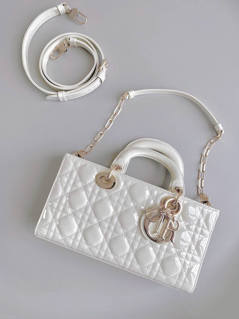 白色中号🎀 𝗗𝗶𝗼𝗿 𝗗-𝗝𝗼𝘆 𝗯𝗮𝗴漆皮款 时尚果然就是轮回，回归了一把中古戴妃 长方包形，短链条➕细长肩带直接封神！！ 复古时髦感超强，真是什么场合都可以把住😛 26 x 13.5 x 5cm