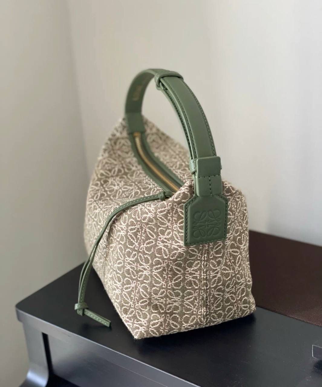 * 𝘊𝘶𝘣𝘪 𝘈𝘯𝘢𝘨𝘳𝘢𝘮 提花布手袋✌️ 大号尺寸:27-17-22cm（顶部宽处34cm） 编码:062102 黑色【配全套礼盒】 包包面料挺括度适中，没有固定形状 ，背上出门慵懒氛围感十足😘，肩带可以调节，伸缩至腋下背，单肩，手拎皆可