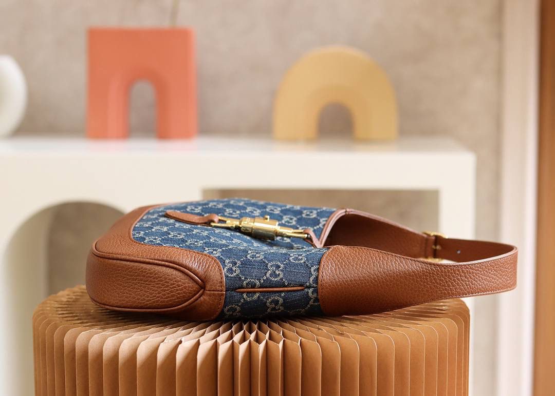 𝙅𝙖𝙘𝙠𝙞𝙚 1961复古牛仔系列 原厂皮#636706# ☞尺寸：28*19*4.5cm 在1961年首次推出1961系列，本季重回时尚前沿，满身自带复古气息，再次使用复古牛仔面料创造出新世纪的复古潮流设计，这一季的设计师简直开挂了，看遍了五花八门的时尚设计，回归了复古的本质，竟然让人眼前一亮，这一季的复古牛仔设计，简直就是来抢钱的，爱了爱了，这复古棕色系列搭配牛仔系列！🔥🔥