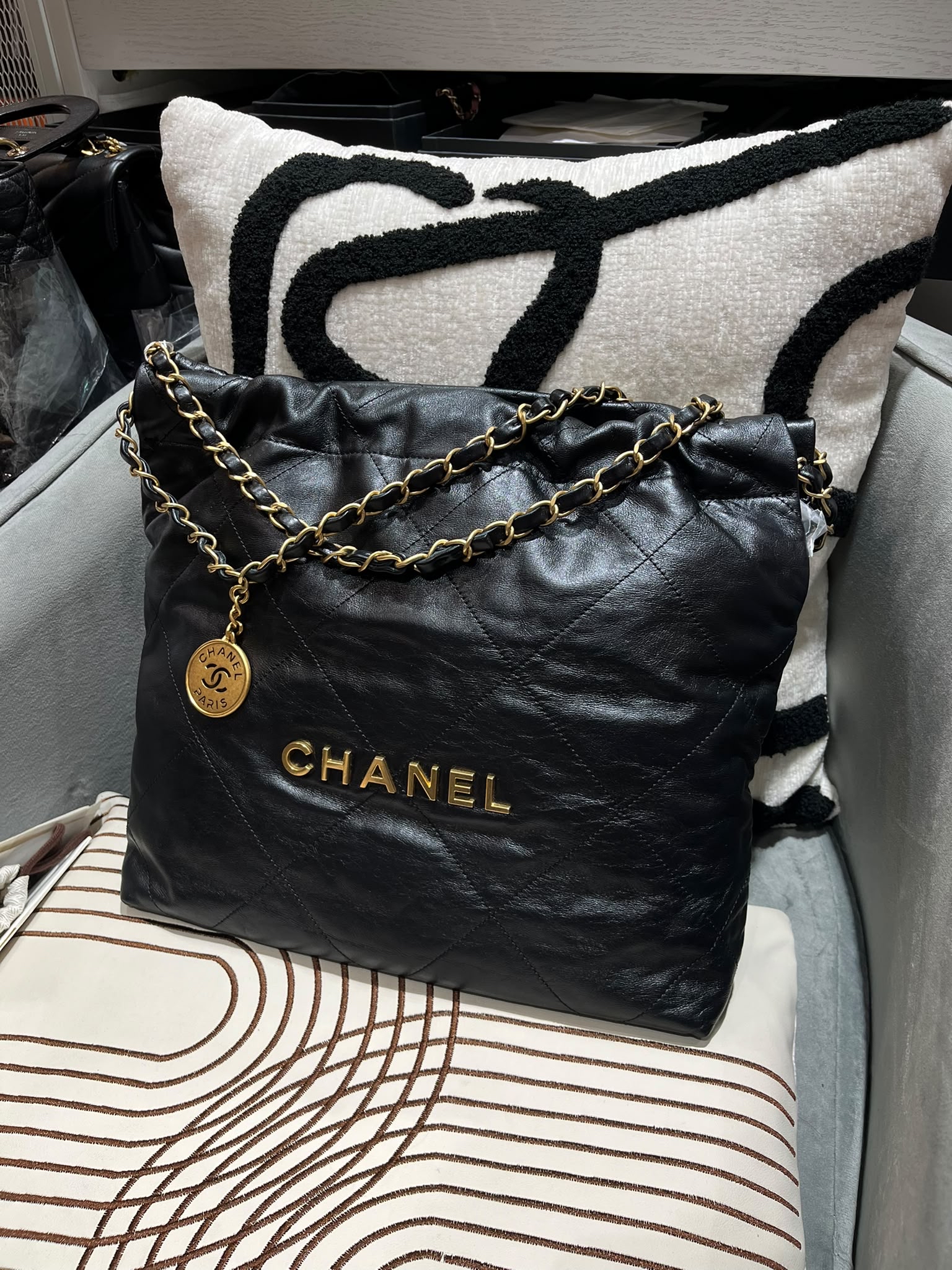 Chanel 22 Small AS3260 黑色牛皮，金鏈100%Authentic, 98%New ✅晶片✅Dust bag✅Pouch