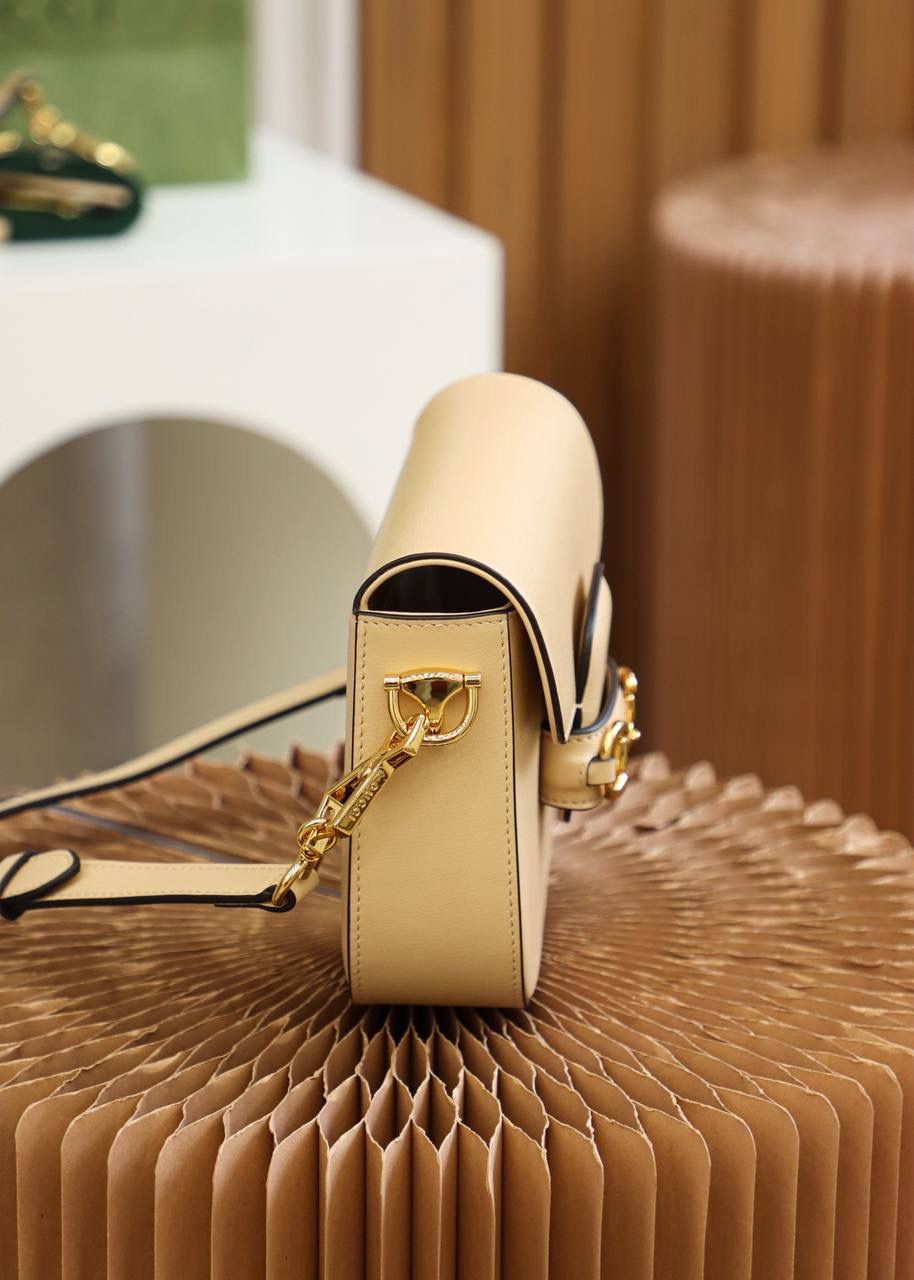 ▪️𝐇𝐨𝐫𝐬𝐞𝐛𝐢𝐭 𝟭𝟵𝟱𝟱 𝐌𝐢𝐧𝐢 #658574#正品皮▪️ 🔳尺寸：20.6*14.4*5.1cm🔳 马衔扣𝐇𝐨𝐫𝐬𝐞𝐛𝐢𝐭 𝟭𝟵𝟱𝟱系列， 这一届的𝐌𝐢𝐧𝐢马鞍包风格，增添了混搭格调， 配有两条不同的肩带， 配皮肩带呈现出了优雅低调， 与红绿肩带完全不同的感觉， 红绿肩带呈现了强大的品牌标志性的味道！ 全皮系列更加加分， 给人留下了更加低调优雅知性的味道！简直太香了！🔥🔥