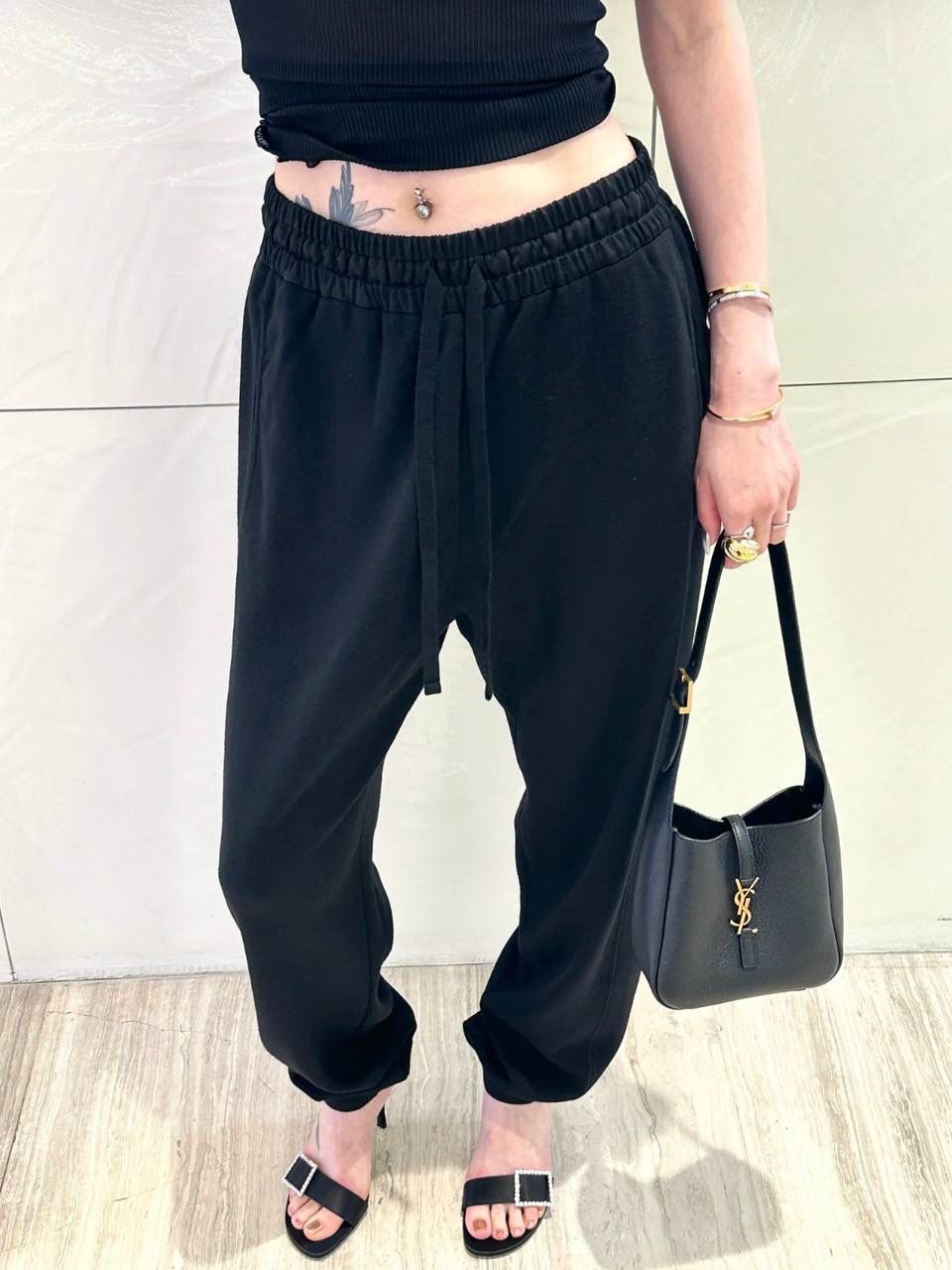 销量王🔥 ys1 hobo mini 🖤 谁敢信hobo出mini size了 可爱shu啦啊啊啊 换了明显有大纹路的鹿皮 和小号大号的皮质不一样，注意区分⚠️ 整个包柔软好打理，还抗造，贼实用 它斜挎不了，是一只腋下包 长肩带的腋下包背起来好舒服 砖柜6月21号发售，咱立马就安排起来😎 zp开发是基操，省钱小能手，等我们咯～～ 16×15×7cm