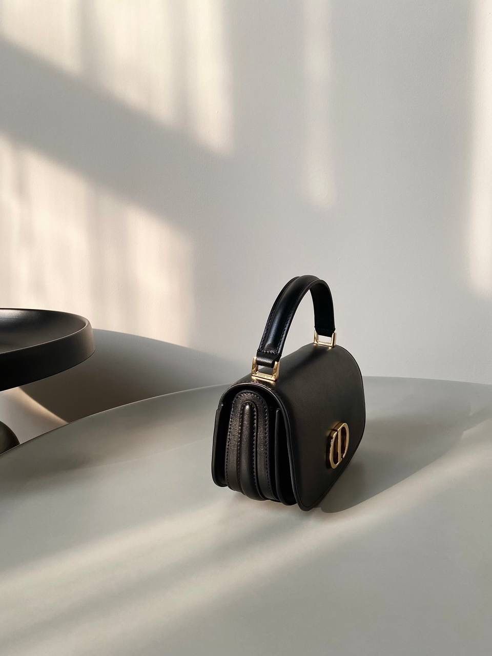 🈶 黑色小号 💙 Dior Top Handle 蒙田30 ✨ 自带手柄＋可调节肩带， 手拎👜 / 肩背 / 斜挎 都可以～ 但我个人最爱它的内里设计 💭 多隔层真的很方便，用起来很顺手 😆 📏 尺寸：19 × 9 × 8 cm