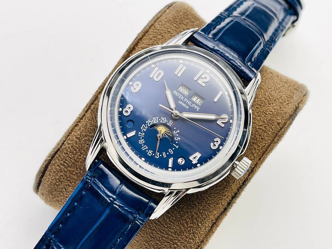 百达翡丽5320G-001超级复杂功能时计腕表！🚀🚀 1⃣️直径40毫米！ 2⃣️一体冲压成型的双层式精钢表壳，致敬了经典的设计语言奶油色的表盘营造复古氛围，表盘边缘刻印有密分秒数刻度，配金质阿拉伯数字及五分钟凸圆刻度字钉，更有立体感。时分指针以巴顿式设计为基础，配以尖长的针尖，这特色造型是呼应了 1950 年代 Ref. 1463 计时码表的指针。表盘6点位置是月相显示和日期分拨。所有的万年历标志都很好，一眼就能读懂。 3⃣️搭配仿324 S Q 自动上链机芯，是 324 自动上条传奇机芯的精装版本。机芯夹板桥经倒角，边缘作细意打磨，主夹板饰以鱼鳞纹，而夹板则缀以日内瓦波纹，夹板表面有包金雕刻，螺丝凹槽经打磨和倒角，连钻孔亦同样经打磨处理。 4⃣️搭配朱古力啡色牛皮表带，进一步带出复古气息。