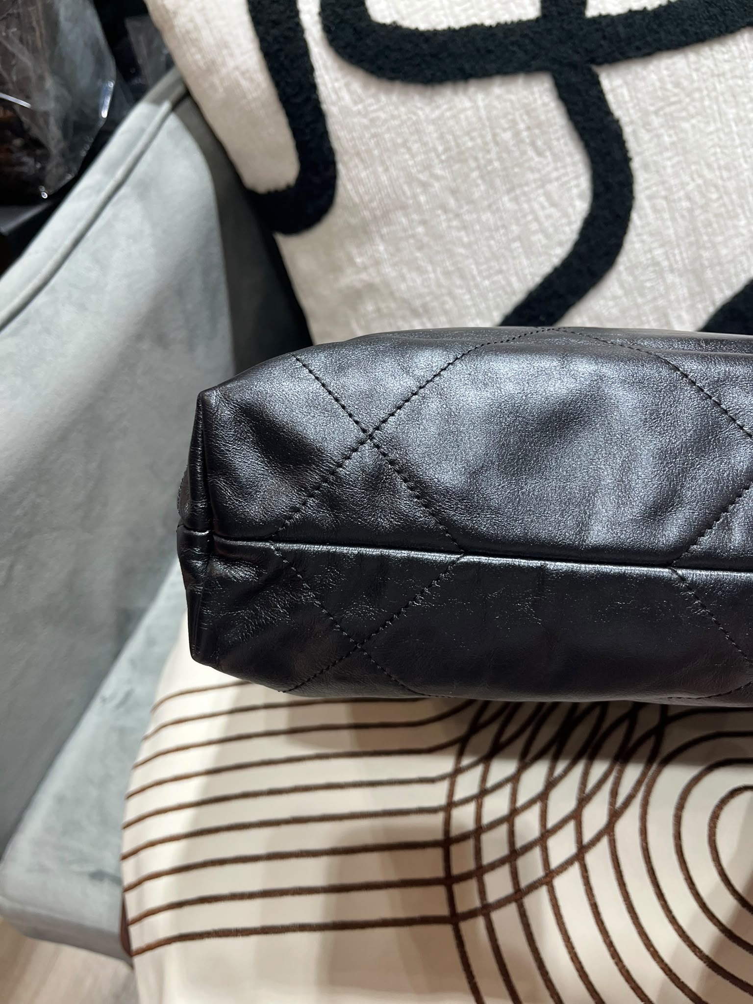 Chanel 22 Small AS3260 黑色牛皮，金鏈100%Authentic, 98%New ✅晶片✅Dust bag✅Pouch