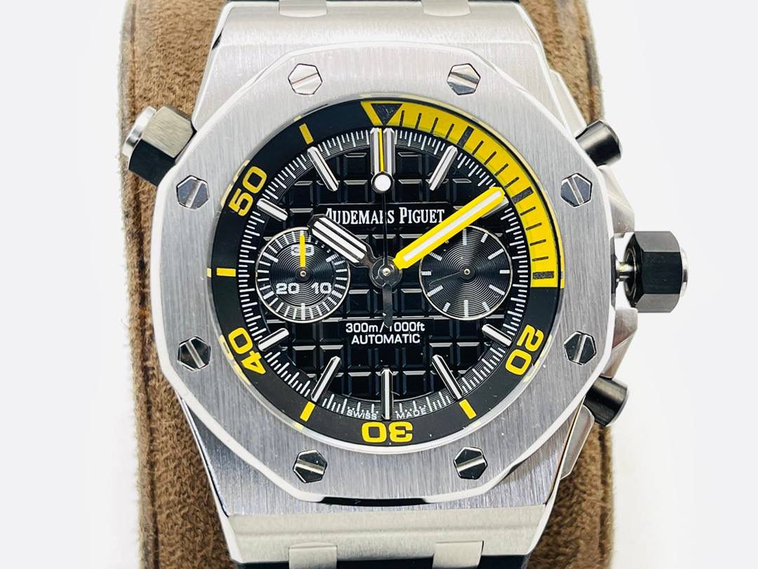 爱彼A P皇家橡树系列水果腕表！ 型号：26703 跑秒计时自动机械男表！搭载原版cal.3124机芯 直径：42MM！ 1⃣️表壳材质选用的904L精钢，经过CNC一次成型锻造了42MM的表径，表壳在经过拉丝工艺多次打磨抛光后做到了无懈可击，包括螺钉也一致还原！ 2⃣️表盘字面格纹错落有致，立体感很强。刻度线粗细程度以及长短均与正品保持一致。条钉时标内部填充超强夜光材料。两组小圆盘对称分布，就像两只小眼睛。盘面内有一圈一圈的放大环，细节处理很到位。 3⃣️橡胶表带表面的磨砂质感很强.采用无味不沾灰尘的进口橡胶，只为提高佩戴的舒适感！ 4⃣️前后玻璃都采用蓝宝石水晶镜面玻璃，镜面通透性也很强。这款腕表采用3124机芯，做到了外观和正品的极其相似，走时精准稳定！