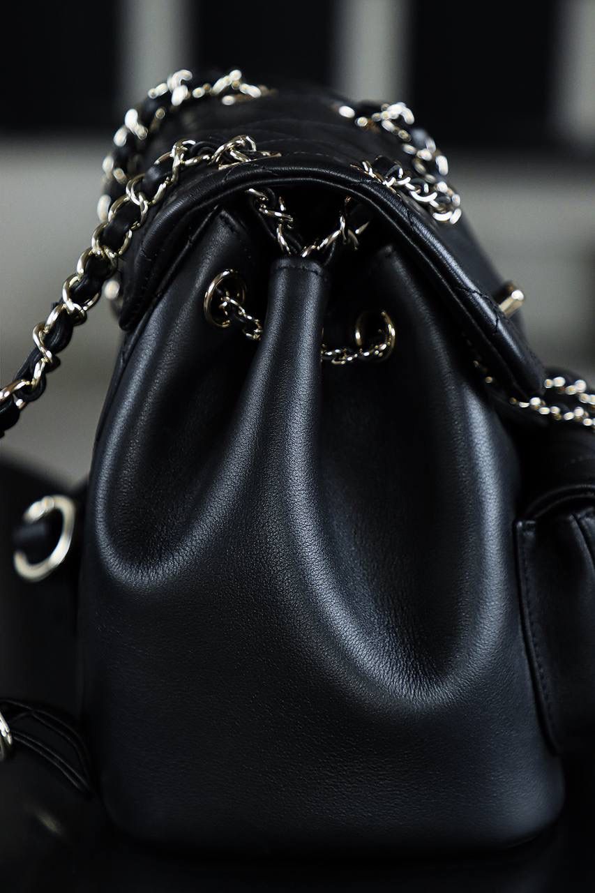 23P Duma小號雙肩包鑒定版👜 ITALY意大利皮料過關清單資料可査詢 從90年代紅到現在的Duma，熱度不減甚至一包難求！ 容量可觀非常實用，甚至背法多變可以手提、單肩背、雙肩背，俏皮可愛且超級减齡！ 五金：厚镀14k浅金扣 皮料：italy原廠摔紋小牛皮 尺寸：18*18.5*12cm