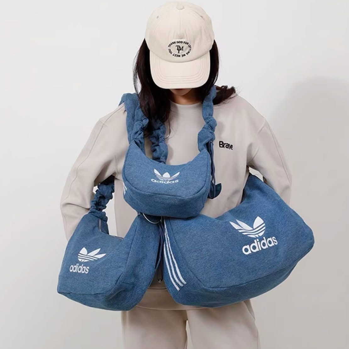 2隻起各減$ 10。Adidas Originals皺摺雲朵包