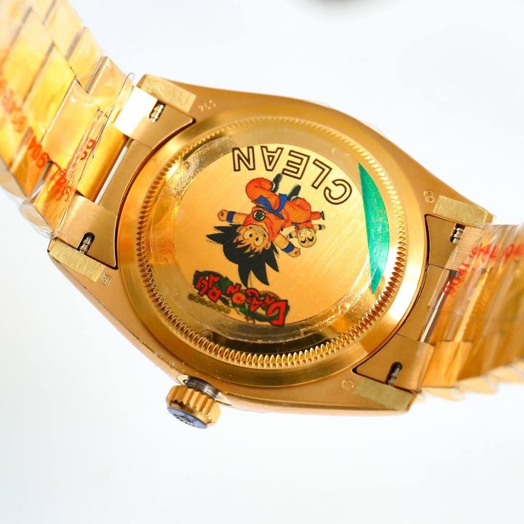 新款震撼发布 ROLEX 劳力士 🎮EA1 日志 36mm宝石盘系列腕表， 完美复刻另一个新高度，让你过目不忘！ 腕表尺寸36mmX11.5 新增了最让人着迷的宝石盘面和渐变面。 1.劳力士渐变绿面星期日历，最美36mm的超薄烟熏绿面，烟熏红面，烟熏兰面，让你一潮到底。 2.劳力士星期日历，最美36mm的超薄款，让土豪们最中意的黑冰糖面，金冰糖面。让你一豪到底。🎮 3.让大众劳力士玩家一直心念念的宝石面无字天书款终于面世了，一共有三款，排第一名的当然是黑暗深髄的黑玛瑙石面，第二的是高档金配绿的孔雀石面，和富豪们中意的虎眼石面。 最新推出让表迷们不用花大价格去改装了！