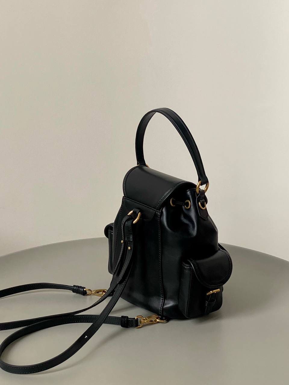 🈶黑色小号 𝐌𝐢𝐮𝐌𝐢𝐮 双肩包·牛皮 万众期待的全皮款双肩包！ 它终于出来了，天天被催爆🤪 只有真的好看好背才能一直被惦记 全皮很有质感，手感超级软乎 自重很轻！容量也足够日常 再挂上可可爱爱的挂件呼呼～ 太好看了！！可以闭眼入 18×22×11.5cm #F0060m