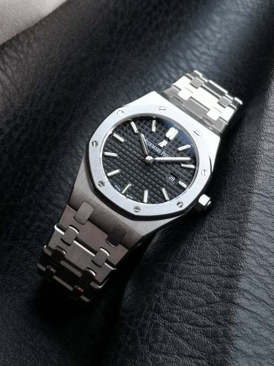 搭配的皇家橡树指针同样具有夜光功能。指针的夜光涂层能够确保在光线不足的情况下，指针的轮廓和指向依然清晰可见，与夜光时标相互配合，进一步提高了时间的可读性。 表带的各个链节之间衔接紧密且自然。在打磨过程中，工匠对链节的连接部位进行了精细的处理，使得链节之间的过渡非常顺畅，没有明显的缝隙或高低差，整个表带宛如一个整体，佩戴起来舒适且美观。有钢带与美洲鳄鱼皮表带可供选择，均为原版开模。 67651为密闭表底，表底上镌刻皇家橡树系列的英文名称“Royal Oak”字样。搭载瑞士原装石英机芯784，精心打磨加工夹板工艺，更加接近原版设计。