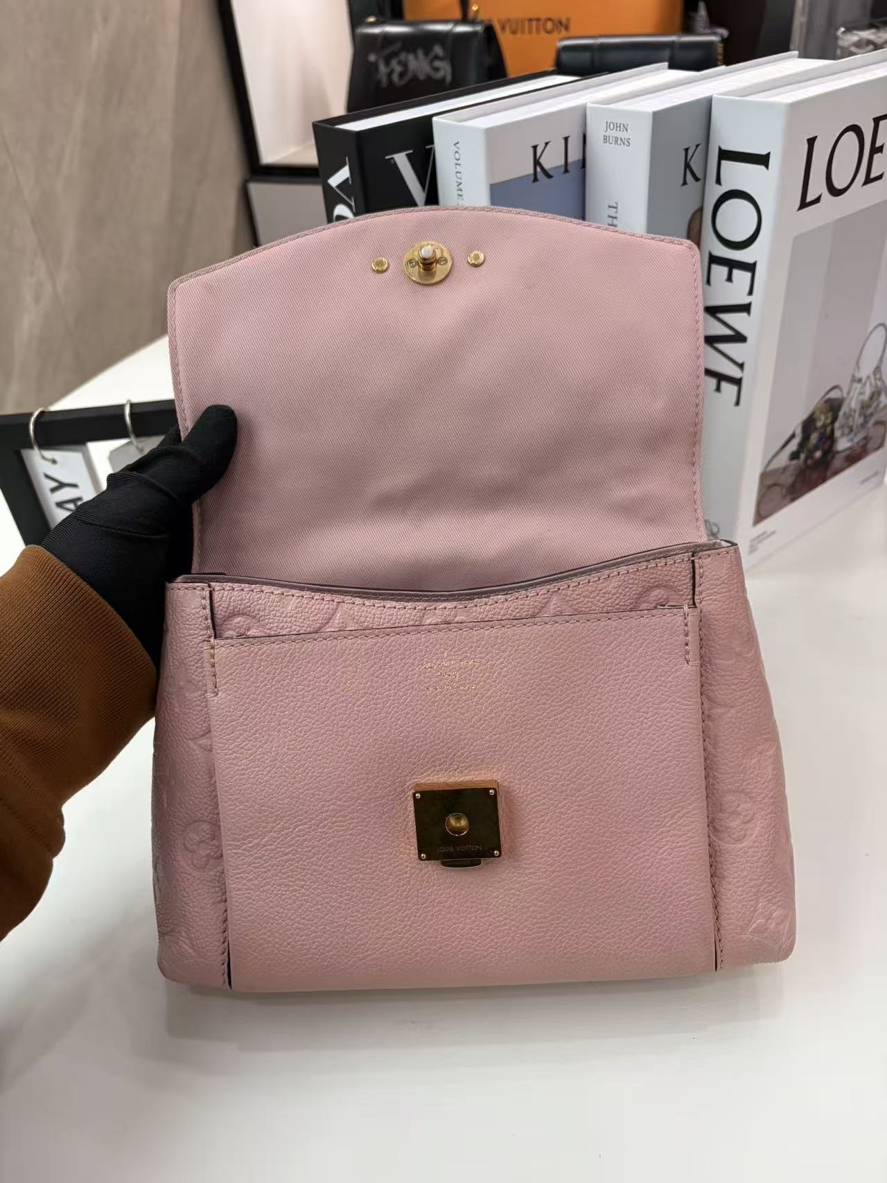 【預訂貨品】LV blanche全皮壓花郵差包