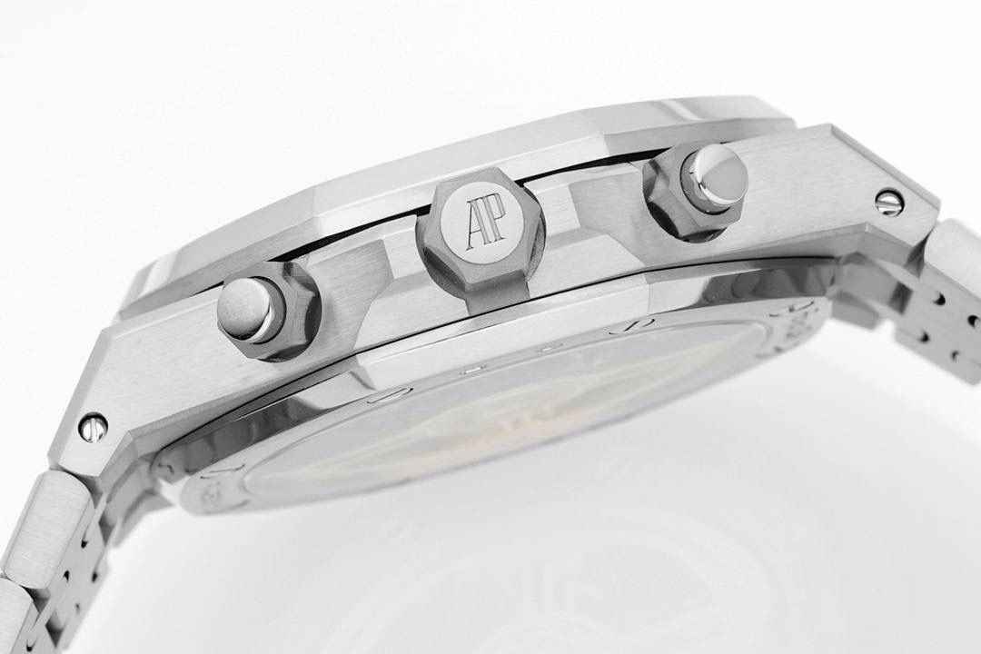 🚀新品爱彼皇家橡树系列26240系列，是一款41毫米精钢自动上链计时码表，搭载APS开发自研Calibre 4401一体机芯，具备飞返计时、小时/分钟/小秒显示及日期功能。其标志性八角形表圈配以八颗六角螺丝，搭配“Grande Tapisserie”大型格纹表盘，层次感鲜明。一体式精钢表链延续了1972年首款皇家橡树的经典设计，兼具运动与优雅。全新开发一体机芯采用导柱轮与垂直离合结构，振频28,800次/小时，与原版完全一致，动力储存约70小时，防水深度50米。AP融合高级制表工艺与前卫美学，是奢华运动腕表的典范之作。💯🔥🔥