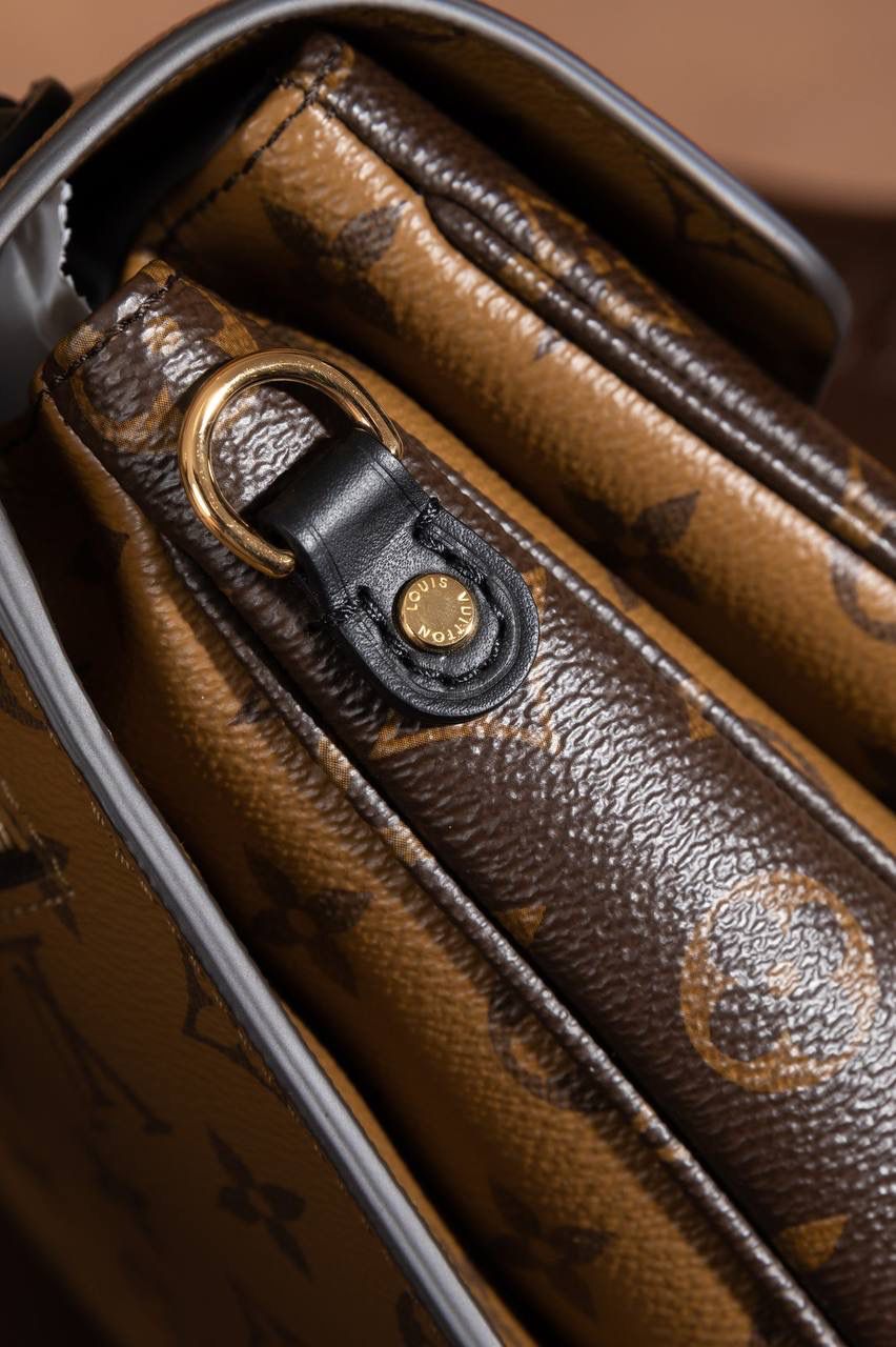 LV POCHETTE METIS 🎀大邮差包 法国原厂皮 + 全钢五金 摸起来就是不一样，质感很高级，拿在手上很有 feel 💼 📏 尺寸 25 × 19 × 7cm 大小刚刚好，不大不小，日常背超级舒服～ 这款真的是 女生一定要有的一颗包 👜 经典中带点可爱，耐看又百搭～ 经典老花配上 黄花色调 💛 让原本很经典的邮差包，看起来更年轻、更时尚✨ 不老气、不无聊，反而越看越喜欢～ 里面还有 隔层设计，真的很能装 👍 手机、钱包、化妆品统统 OK～ 不管日常出门还是凹造型，都很加分 💃