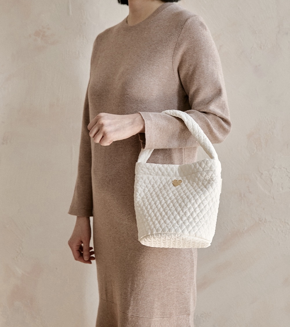 26S/S🌸DTD金心點綴100支鑽石絎縫系列-帶扣手柄水桶包