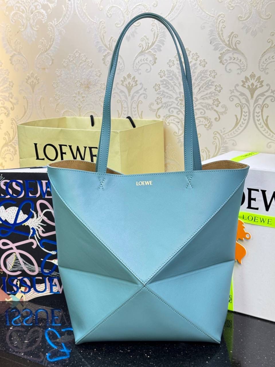 🎈*中号𝐏𝐮𝐳𝐳𝐥𝐞 𝐅𝐨𝐥𝐝折叠手袋👜*（水蓝色） ——全新【𝗡𝗘𝗪】升级‼️ 延续经典𝙋𝙪𝙯𝙯𝙡𝙚的标志性几何裁剪设计，新晋顶流🅰️𝙋𝙪𝙯𝙯𝙡𝙚 𝙁𝙤𝙡𝙚 𝙏𝙤𝙩𝙚以折纸包为灵感，升级成🉑完全折叠‼️的结构，立体与平面任意切换，出差旅行🧳必备单品。小牛皮材质轻且柔软，𝐌𝐢𝐧𝐢尺寸搭配一条可拆卸式肩带，手提，肩背，斜挎多样化背法✨ 尺寸：𝟐𝟓.𝟓-𝟏𝟒.𝟓-𝟑𝟏.𝟓𝐜𝐦 款号：052316