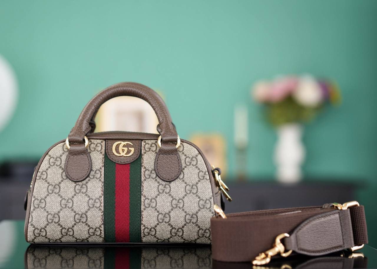 🥯GG Ophidia系列迷你手提包 波士顿21cm 正品售价,500 包身简洁大方，太过繁杂的元素反而会降低档次，强烈推荐! 虽然是迷你尺寸，可是它的容量很可！！！ 官方款号 724606 尺寸：21x12x10cm