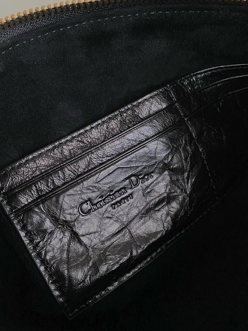 🈶油蜡黑（腋下包） 𝗗𝗜𝗢𝗥 𝘀𝘁𝗮𝗿 幸运星⭐饭盒包 又一重磅推荐了！近几年的饭盒包大火！ 各个品牌都有推出过，简直谁用谁可爱啊 爆裂纹油蜡皮材质，有光泽且柔软 日常通勤，出差当化妆包也是非常可以 微调后的饭盒包有着幸运寓意的星星拉牌 还有可以调节的链条肩带可以腋下背🌟🤟🏻🔥 28.5×14.5×10cm #6803m