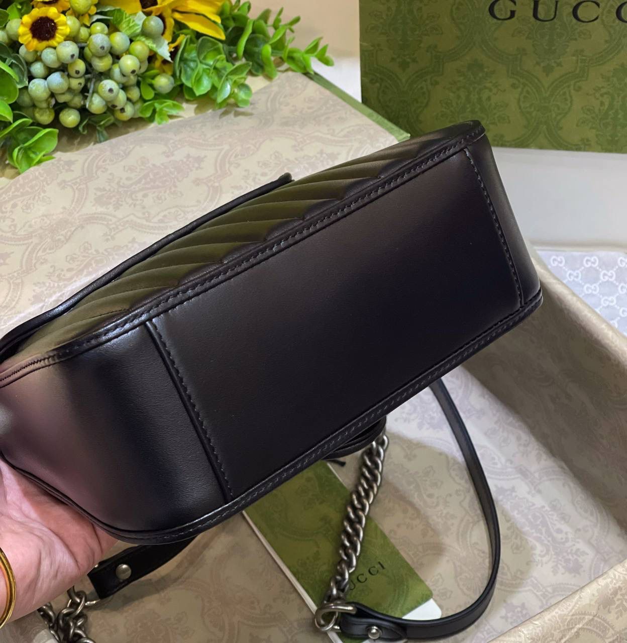 ✈️✈️✈️🔥𝙈𝙖𝙧𝙢𝙤𝙣𝙩 菱格原厂皮# ▫️型号583571 ▫️尺寸 21*15.5*8cm G家新款系竖菱格主题，焕新演绎经典造型，选用原厂牛皮材质，饰带银灰色双G，可拆卸金属链肩带设计，可令手提包轻松转换成肩背包，打造多种携带选择。