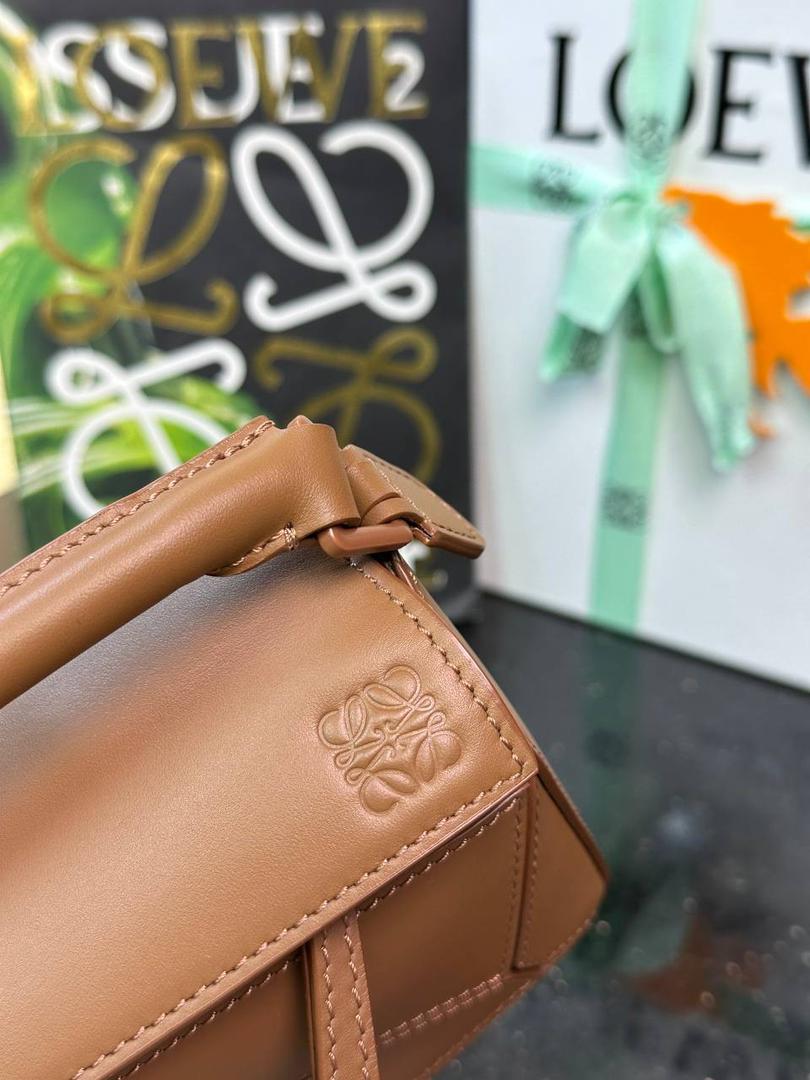 👉🏻迷你𝙿𝚞𝚣𝚣𝚕𝚎 【宽肩带】 迷你平纹/Anagram牛皮手袋👜 尺寸:𝟏𝟖-𝟏𝟐.𝟓-𝟖𝐜𝐦 编码:65222772棕色【配全套礼盒】 秋冬最新爆款上线啦…⤴️ 从手袋的小牛皮革、缝线、背带的金属环扣，内里内衬细节.都换上了最新的饱和单色系，细腻质感，为手袋增添了不一样的视觉魅力🔅