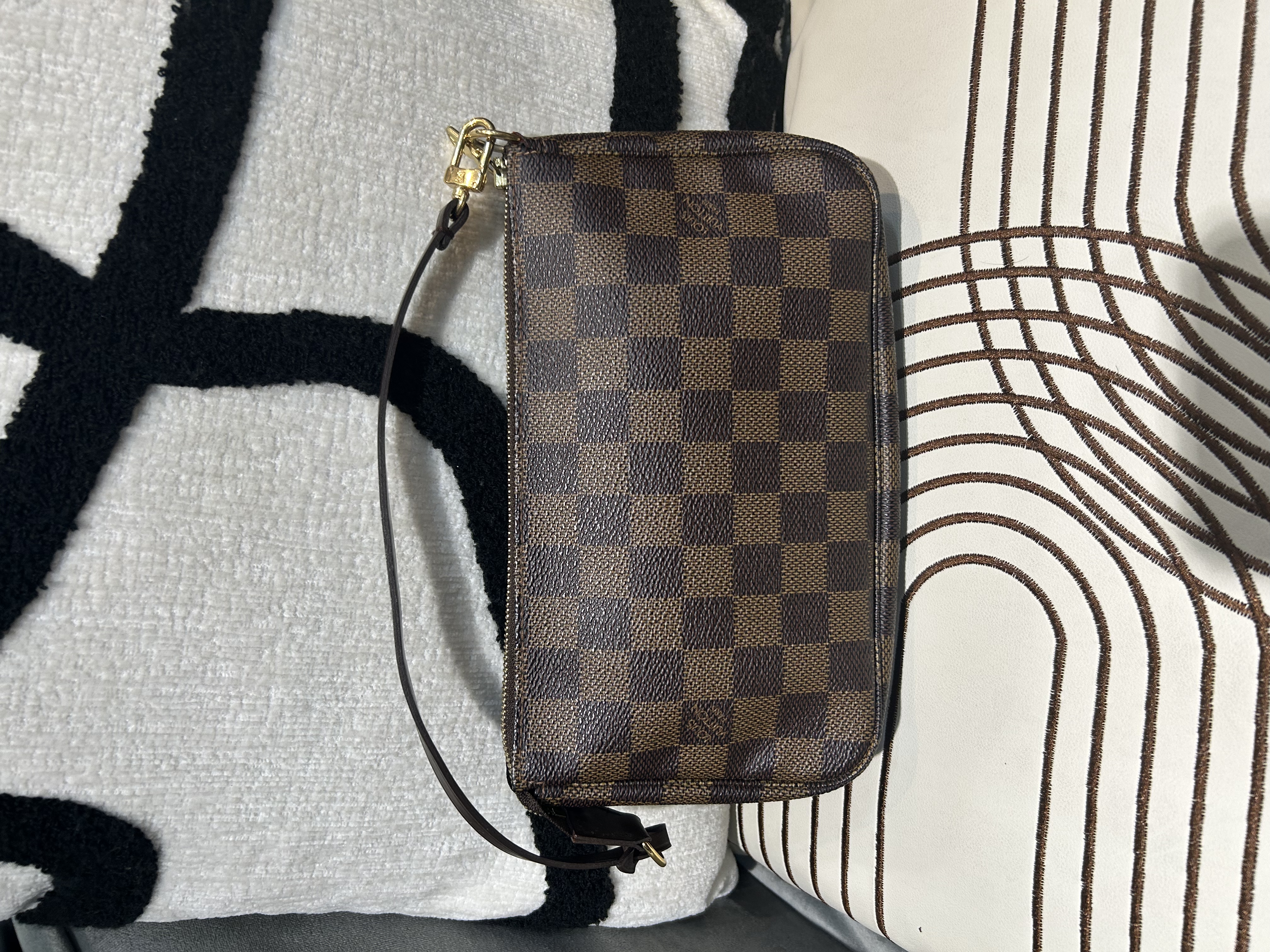 LV Pochette Damier Hobo Bag 100%Authentic, 98%New