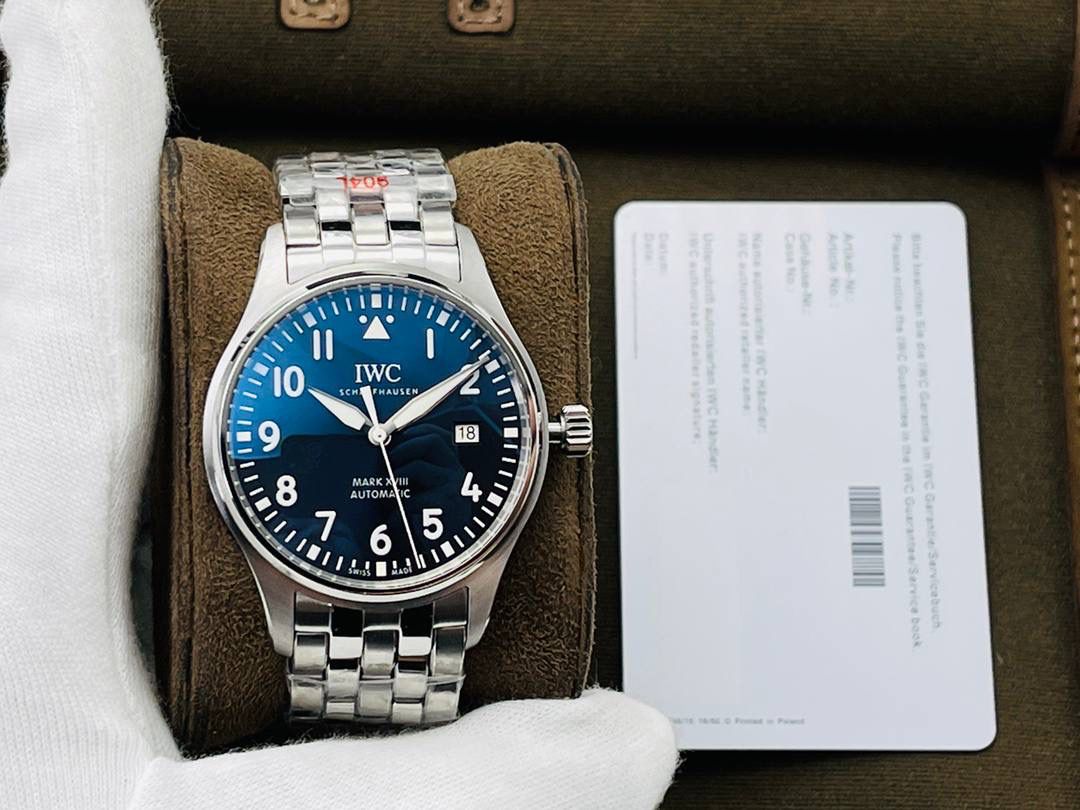 市场超级副本 原版开模 万.国IWC飞行员系列马克十八18商务腕表！超级副本！ 1⃣️直径40MM，尺寸与原装一致！原装快拆钢带！相对传统的精钢材质不仅更抗磨损，耐腐蚀，也大幅降低了腕表的重量，给日常佩戴提供了便捷。 2⃣️搭载9015进口机芯（零返修）！每个机芯都是经过严格挑选达到天文台级别。所有细节均完美克隆，且此款万.国IWC飞行员腕表视为万.国IWC经典款型，任何场景着装均适合佩戴。