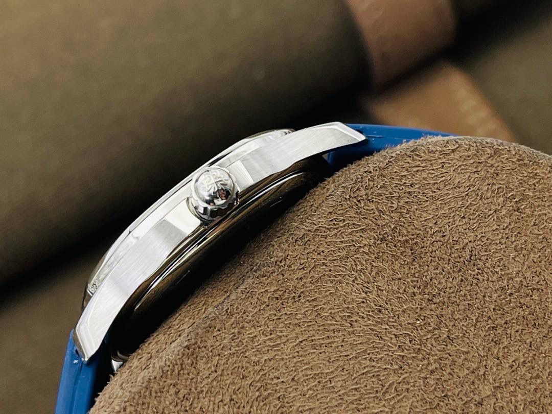 最强版本来袭 百达.翡丽AQUANAUT女装款石英系列，打造市面最佳副本，带来全网最佳体验，英姿飒爽，典藏奢华！欢迎女神品鉴！ 1⃣️【表壳】 1.腕表尺寸35.6 毫米X 9.5毫米！圆润的八角形表壳与原装一致，保持着复古的造型和精湛的做工。 2.旋入式把头设计和实心底盖结构吻合与原版。 3.表圈镶嵌46颗顶级施华洛世奇水晶（1克拉）表壳镶嵌88颗顶级施华洛世奇水晶（1.91克拉） 2⃣️【精彩细节】 1.采用与原装一致的天然复合橡胶（Tropical）材质，经久耐磨，可抵抗海水侵蚀和紫外线辐射。 2.完美克隆Aquanaut经典式折叠式表扣，即使在非常细小的拐角处上也做有倒角润饰，确保还原正品般的舒适感。