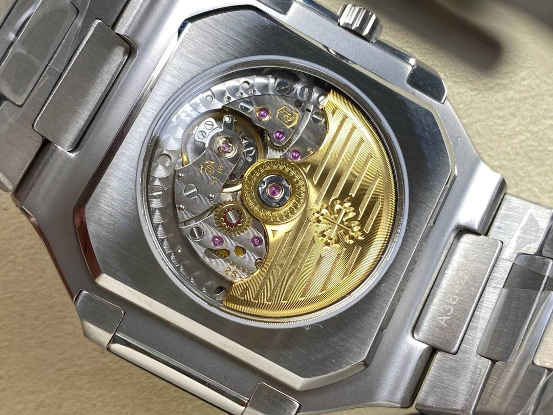 百达翡丽 方形 新系列CUBITUS 5821腕表 亮点特色：1️⃣机芯:搭载定制9015改Cal.26-330 SC一体机，调时不停秒，调时不停秒，摆轮位置均与正品一致，自动上链机芯。2️⃣钢带:316L定制级人体工程学表带，新扣款式。3️⃣表壳:尺寸45毫米厚度仅8.3mm，为表壳对角线长度(即10点位至4点位),因为表壳近似于方形，上下边的宽度会小于这一数值，所以视觉效果并不是很大。 搭配上，5821属于运动风格腕表，日常搭配正装和休闲风格也可以。