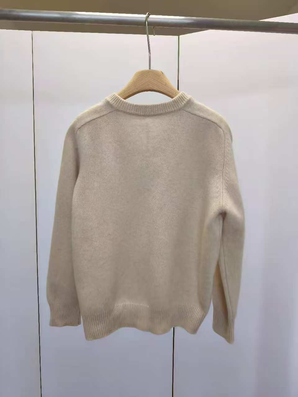 ### #3002, Lambswool Cashmere V- neck Pullover 綿羊毛茄士咩V領針織上衫