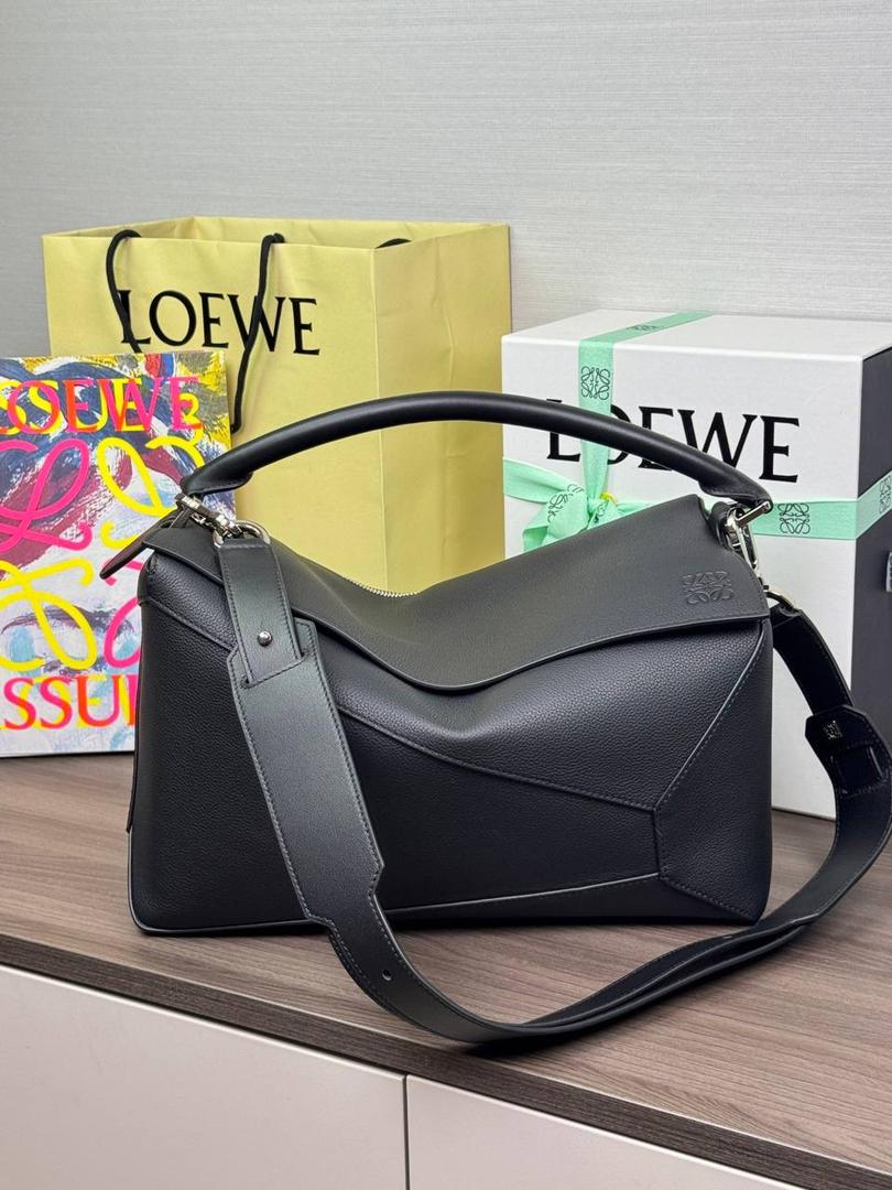 🎈大号𝘗𝘶𝘻𝘻𝘭𝘦 𝘌𝘥𝘨𝘦* ——【👉🏻黑色荔枝纹】 尺寸：𝟑𝟕-𝟏𝟗-𝟐𝟑𝐜𝐦 编码：260404 ❤️ 经典拼图系列，不规则立体几何设计，最具辨识度的立体廓形和几何美学，顶级进口机搭配德国沙菲线，独家定制五金，𝗬𝗞𝗞拉链拉头 ❤️容量超大，颜值高，四季百搭，日常出行通勤必备款