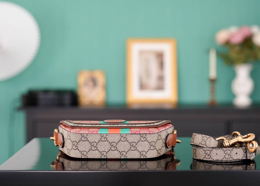 🥯新年系列GG迷你手提包 正品售价,400 GG中国新年系列烂漫色彩尽情盛放，鲜艳缤纷活泼的色彩彰显春日热情， 简约的梯形设计，丰富的色彩搭配，可轻松驾驭不同造型～ 官方款号 723762 尺寸：13-18（最宽处）x 10x 4.5cm