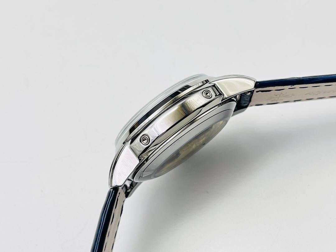 百达翡丽5320G-001超级复杂功能时计腕表！🚀🚀 1⃣️直径40毫米！ 2⃣️一体冲压成型的双层式精钢表壳，致敬了经典的设计语言奶油色的表盘营造复古氛围，表盘边缘刻印有密分秒数刻度，配金质阿拉伯数字及五分钟凸圆刻度字钉，更有立体感。时分指针以巴顿式设计为基础，配以尖长的针尖，这特色造型是呼应了 1950 年代 Ref. 1463 计时码表的指针。表盘6点位置是月相显示和日期分拨。所有的万年历标志都很好，一眼就能读懂。 3⃣️搭配仿324 S Q 自动上链机芯，是 324 自动上条传奇机芯的精装版本。机芯夹板桥经倒角，边缘作细意打磨，主夹板饰以鱼鳞纹，而夹板则缀以日内瓦波纹，夹板表面有包金雕刻，螺丝凹槽经打磨和倒角，连钻孔亦同样经打磨处理。 4⃣️搭配朱古力啡色牛皮表带，进一步带出复古气息。