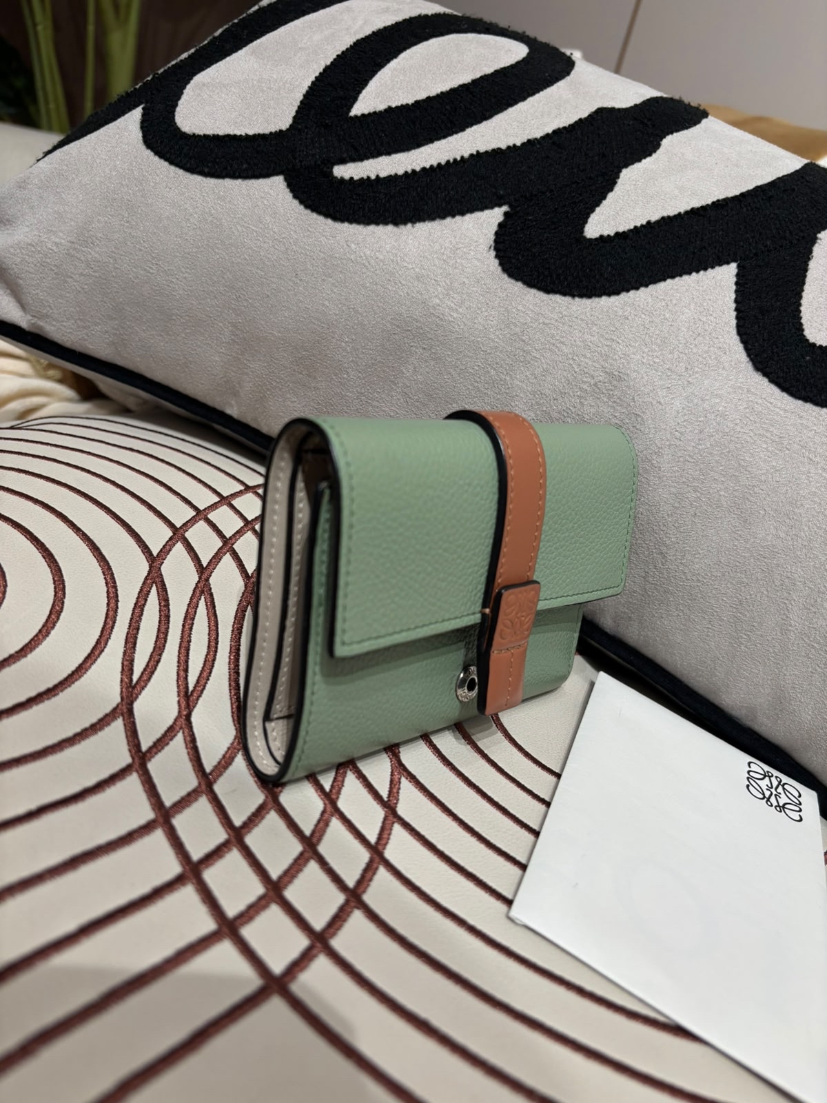 Loewe vertical Wallet Calfskin  100%Authentic, 98%New  ✅專門店收據✅dust bag  