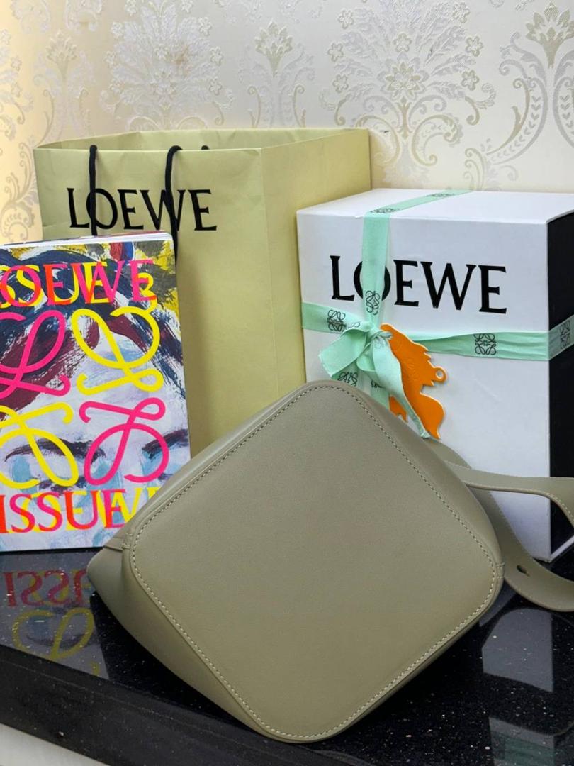 24𝙨𝙨 𝙋𝙚𝙗𝙗𝙡𝙚 𝘽𝙪𝙘𝙠𝙚𝙩 「中号/桉树绿」 独家新款首发‼️‼️ 尺寸：𝟐𝟒.𝟓-𝟐𝟑.𝟓-𝟐𝟖cm 编码：062341 将最纯粹的简约线条与瞩目设计风格巧妙融合，造就别具一格的创新手袋。 标志性的Anagram雕刻五金兼具装饰和实用功能，🉑调节肩带长度适合多种背法，独特的扭曲结构与微妙的细节相得益彰。