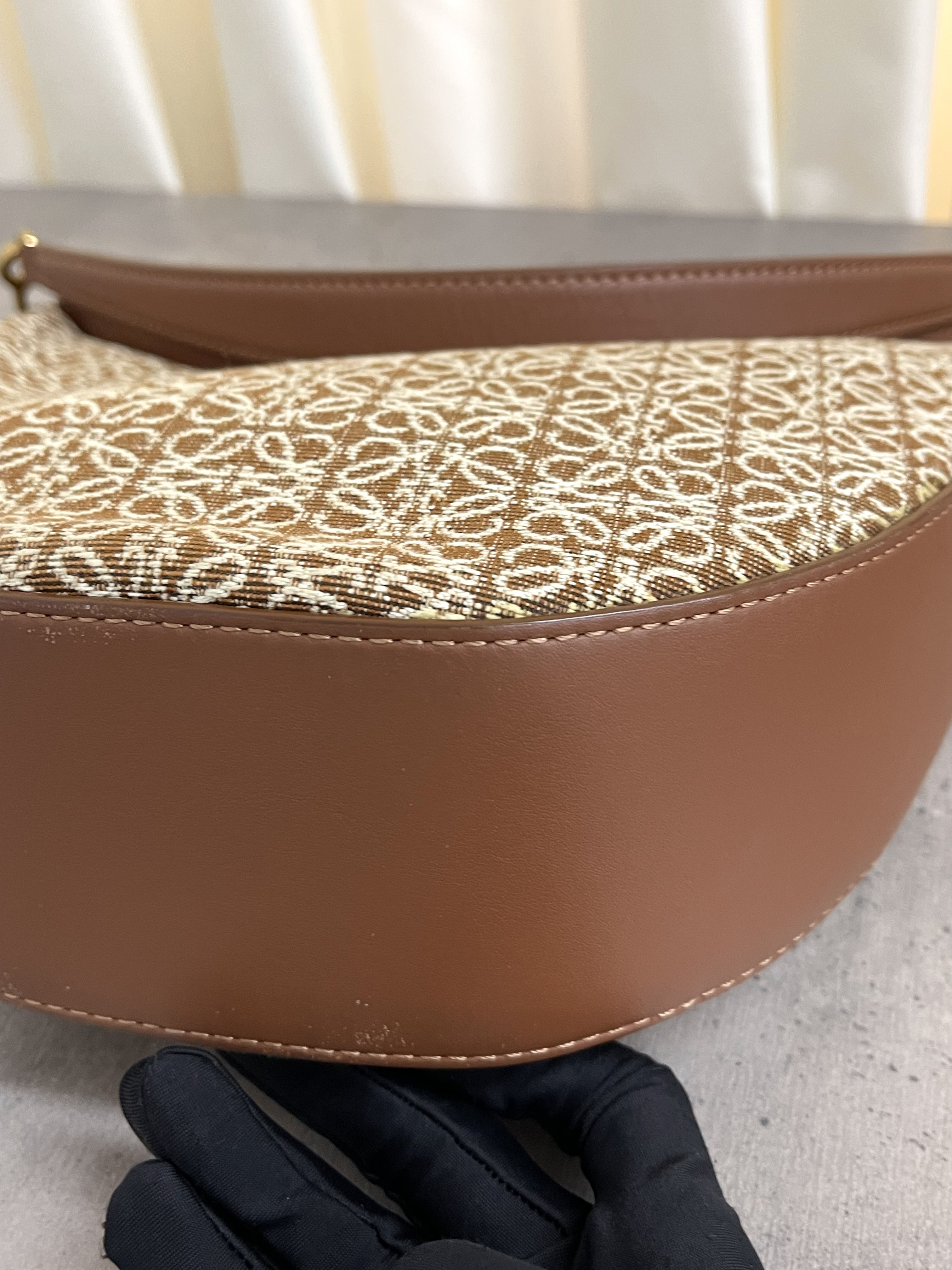 Pre-owned Loewe Luna Anagram shoulder bag/ Product Code: 26012405