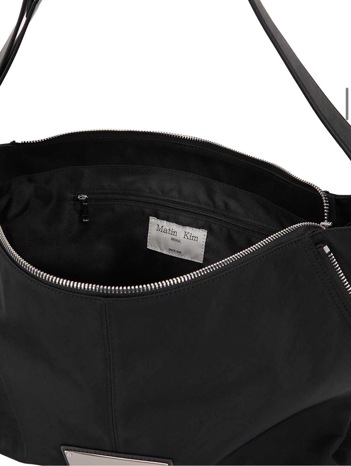 MATIN KIM 特價場 SIDE ZIPPER FABRIC SHOULDER BAG IN BLACK