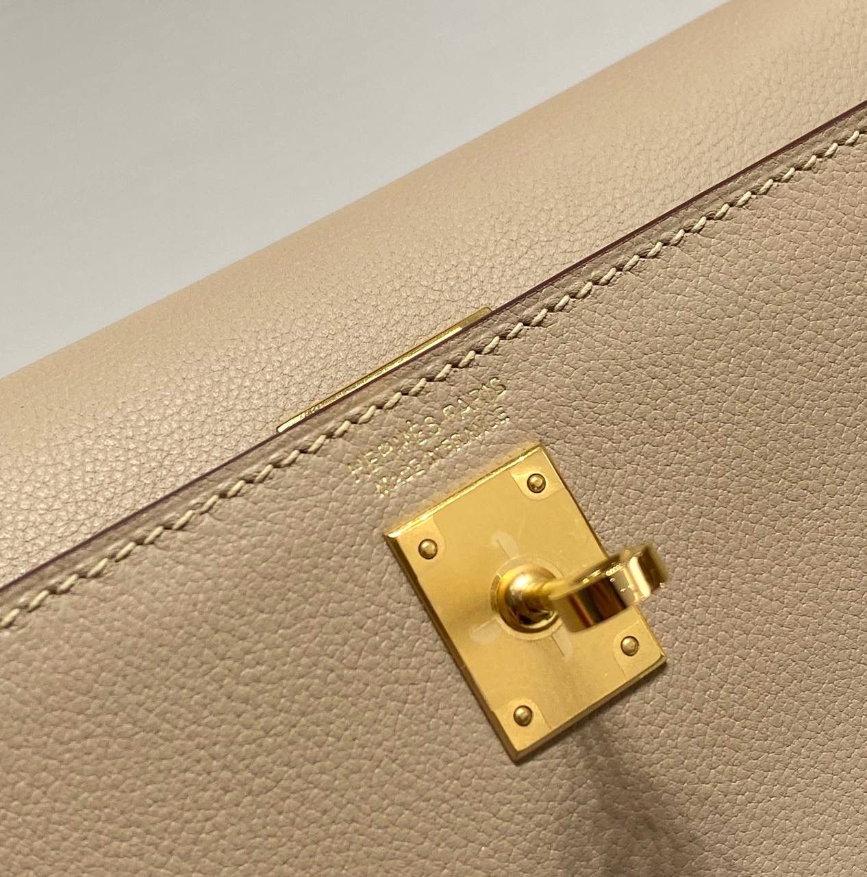 『风衣灰·金』 ‘’Kᴇʟʟʏ ᴅᴀɴsᴇ • Evercolor 🎀 时尚圈就是一个圆！ 最厉害的就是六种背法： 斜背、侧背、肩背、腰包、背包、手包 集美们一定要安排起来‼️ 22Cm