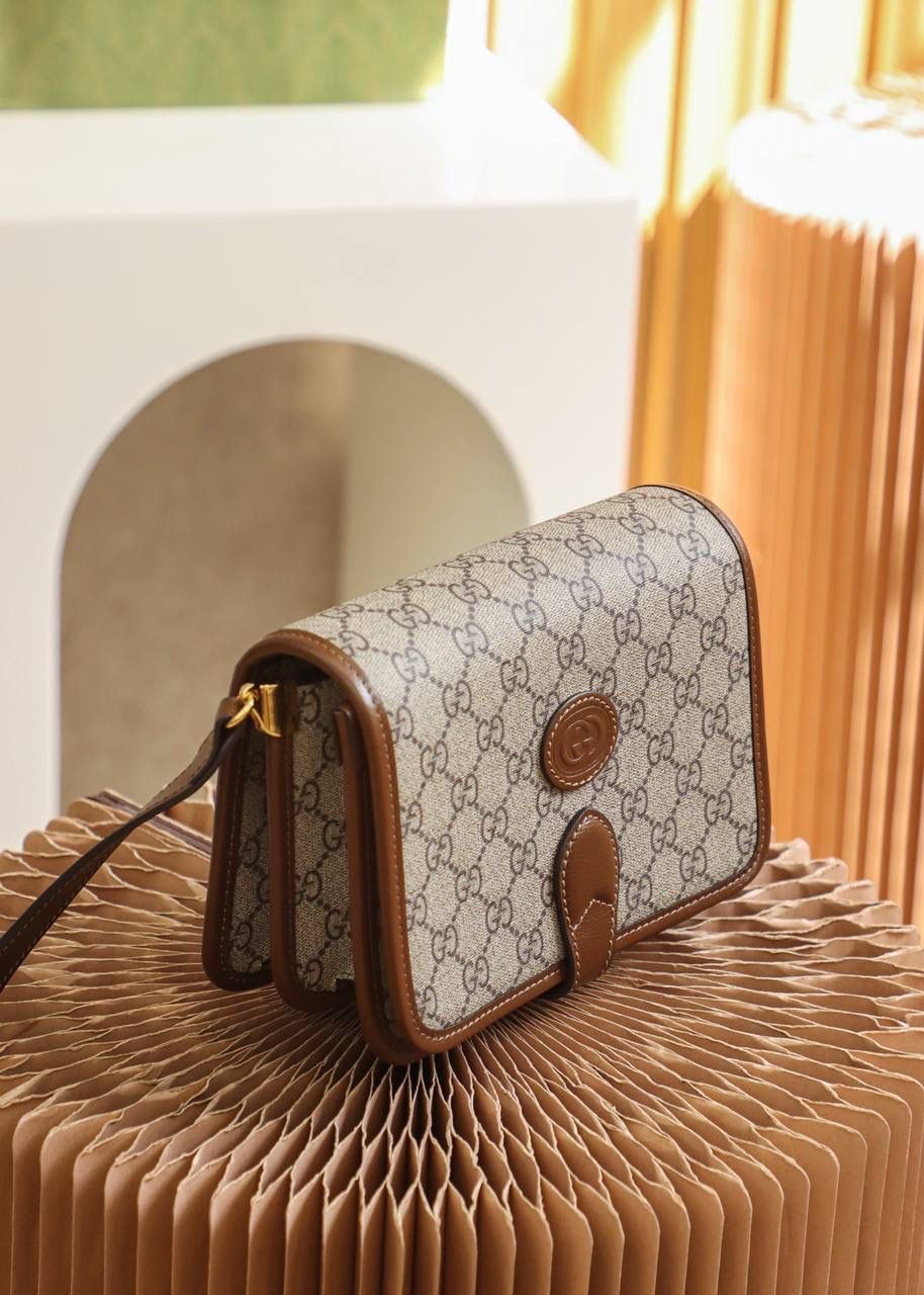 𝐆𝐆 𝐑𝐞𝐭𝐫𝐨 迷你肩背包#671620# ☑️尺寸：20*17*8cm 可盐可甜的𝐆𝐆 𝐑𝐞𝐭𝐫𝐨系列 互扣式双G一直是经典标志性的味道 耳熟能详的品牌象征与经典的融合 令这款肩背包拥有它自己独特的味道！ 风琴包的造型 内设分层收纳设计 更加大大的增加日常的实用性 磁吸式的翻盖开合设计，让日常使用更加方便 不仅作为风琴包的视觉感 同时拥有邮差包的设计，男女通用！✨🔥