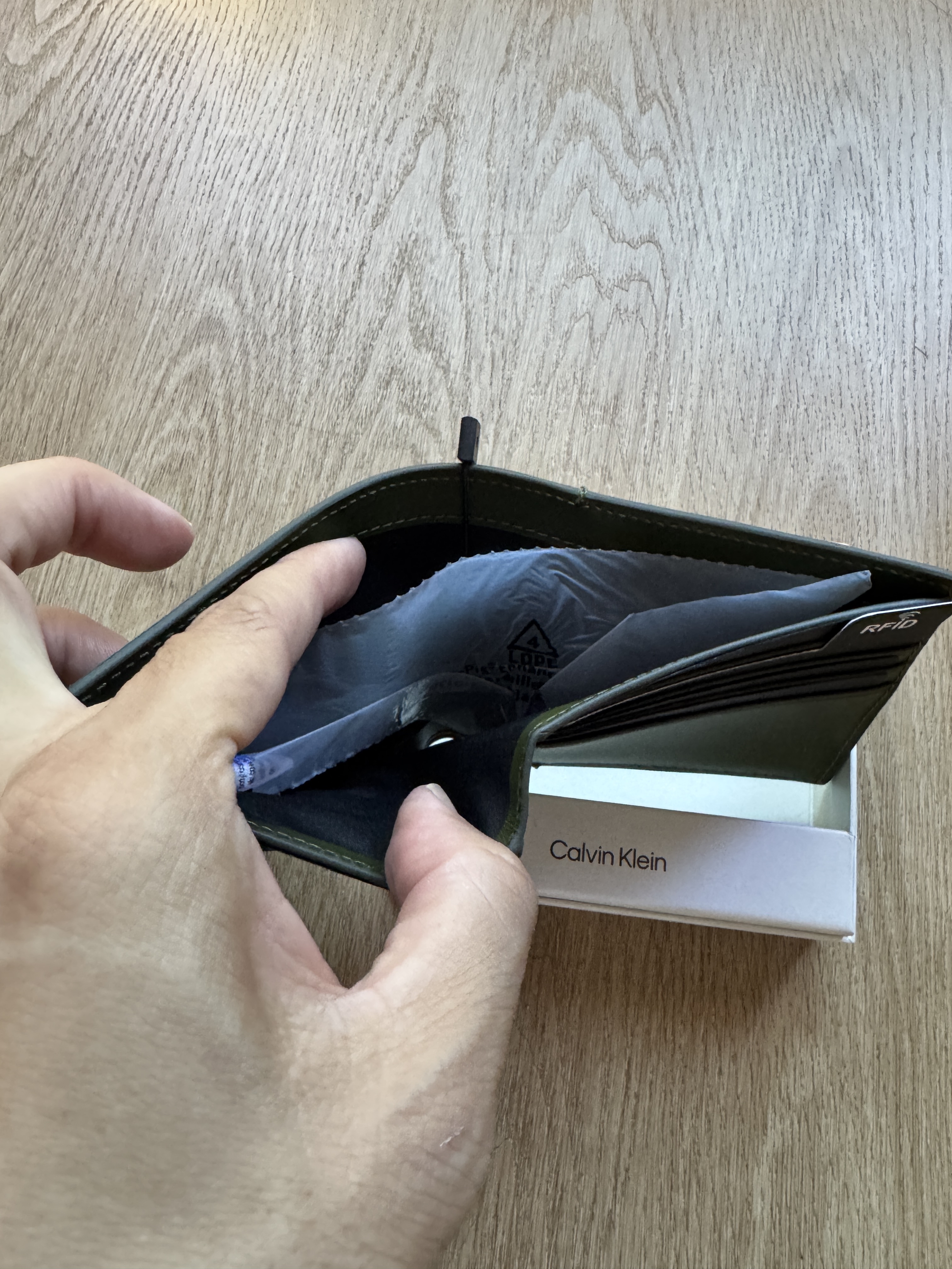 Calvin Klein墨綠色皮銀包 (香港現貨)