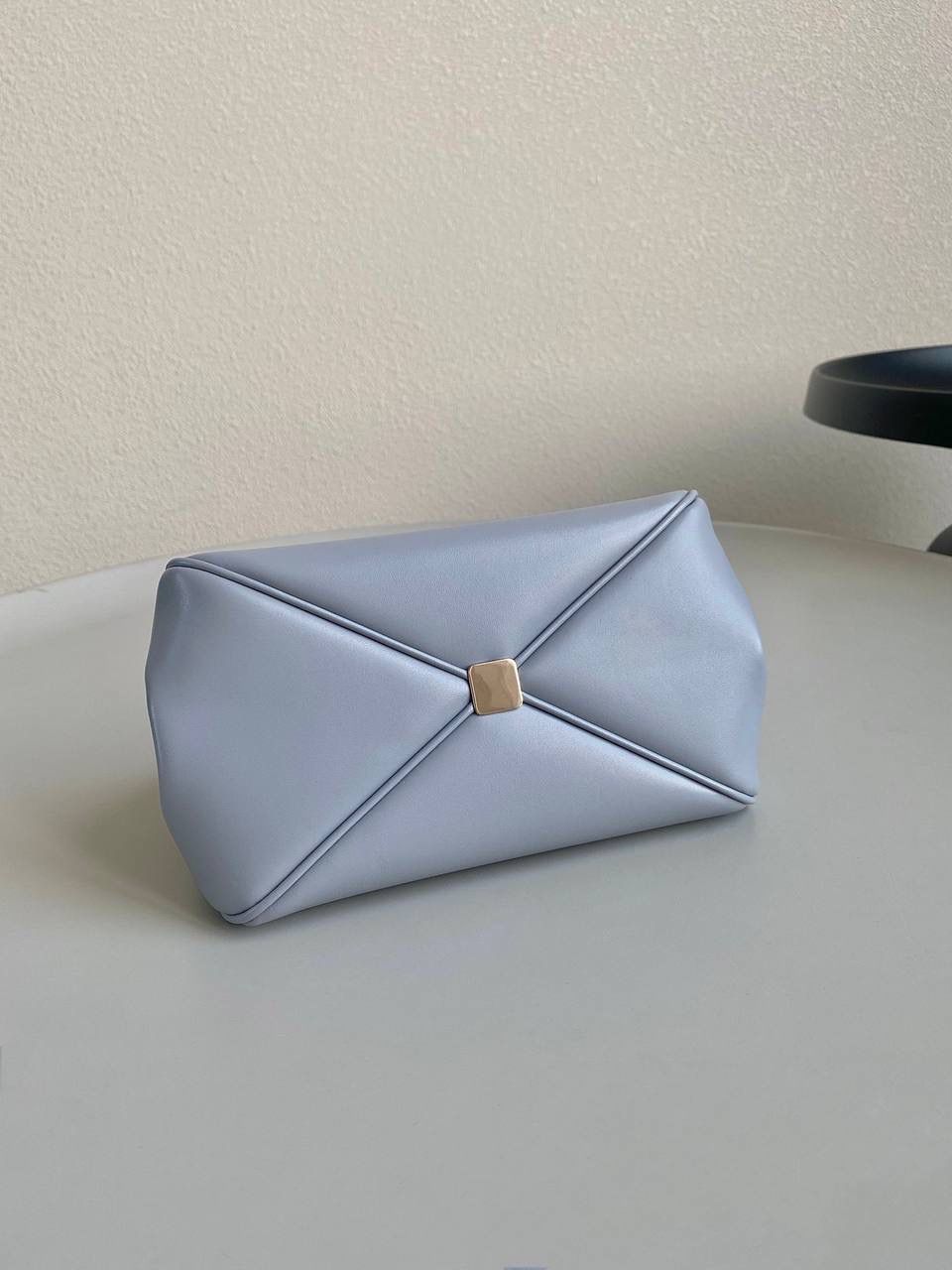 🈶梦幻灰小号 𝗗𝗜𝗢𝗥 𝗞𝗲𝘆手袋/腋下包 啊啊啊贵妇们还没买的都看过来 如此复古法式浪漫的包一定要拎在你手上 首批即出即断！都在翻单再翻单了！！ 早已大火全网时髦界，没有人不爱啊 独特的梯形包身➕细长手柄，优雅高贵 它的悬锁更是绝绝子，两个尺寸可选 小个子女生也可放心的冲大号 日常通勤什么大场合都能给你冲锋 拿捏得恰到好处，找不出一处缺点地方 真是把复古风玩得明明白白，美死了！！ 22×12.5×12cm，#6098m