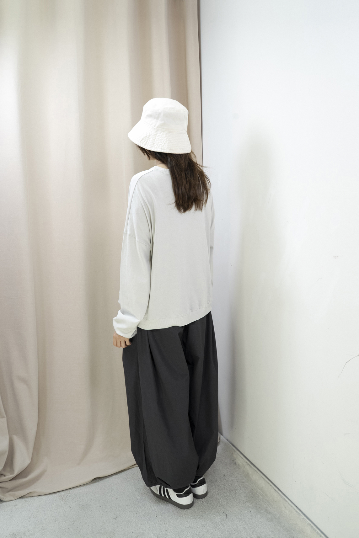 輕軟薄倒三角造型明線上衣（米灰色）