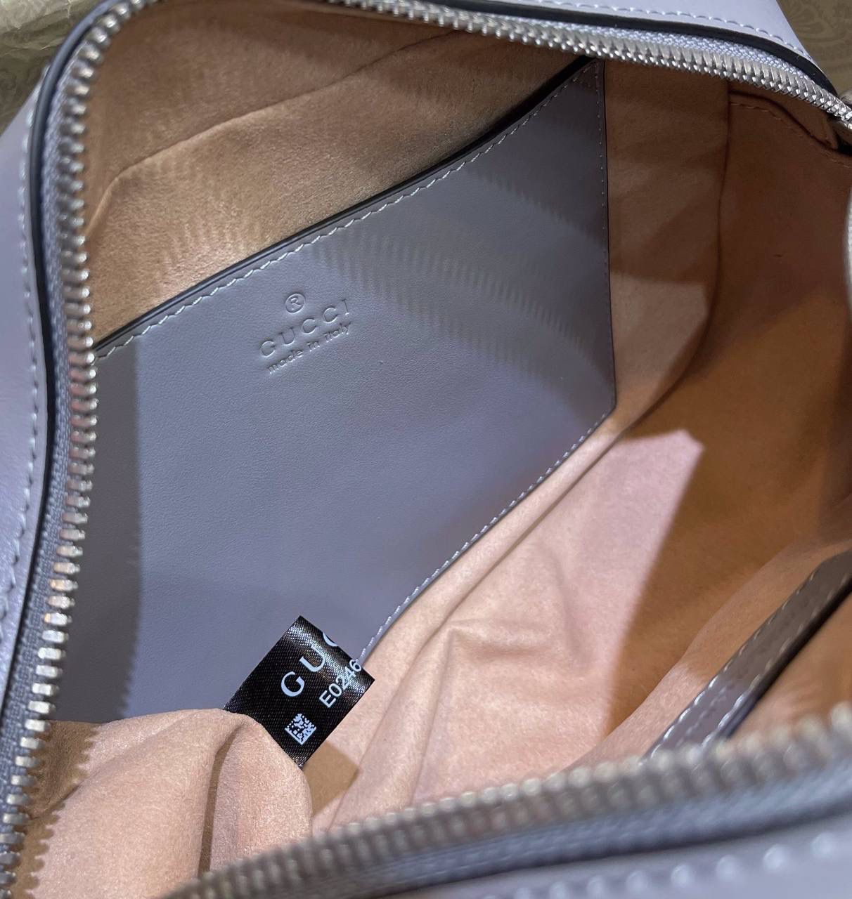 ✈️✈️✈️🔥𝐌𝐚𝐫𝐦𝐨𝐧𝐭菱格原厂皮# ▫️型号447632 ▫️尺寸 24*14*8cm 全新经典款相机包 ，整个包身下血本都用了原厂牛皮❗️最基础的包型.立体棱格绣花在灯光下让整个包活跃了起来，肩带可调节上身太好驾驭 不挑身高，也是全球打人必备的百搭单品！